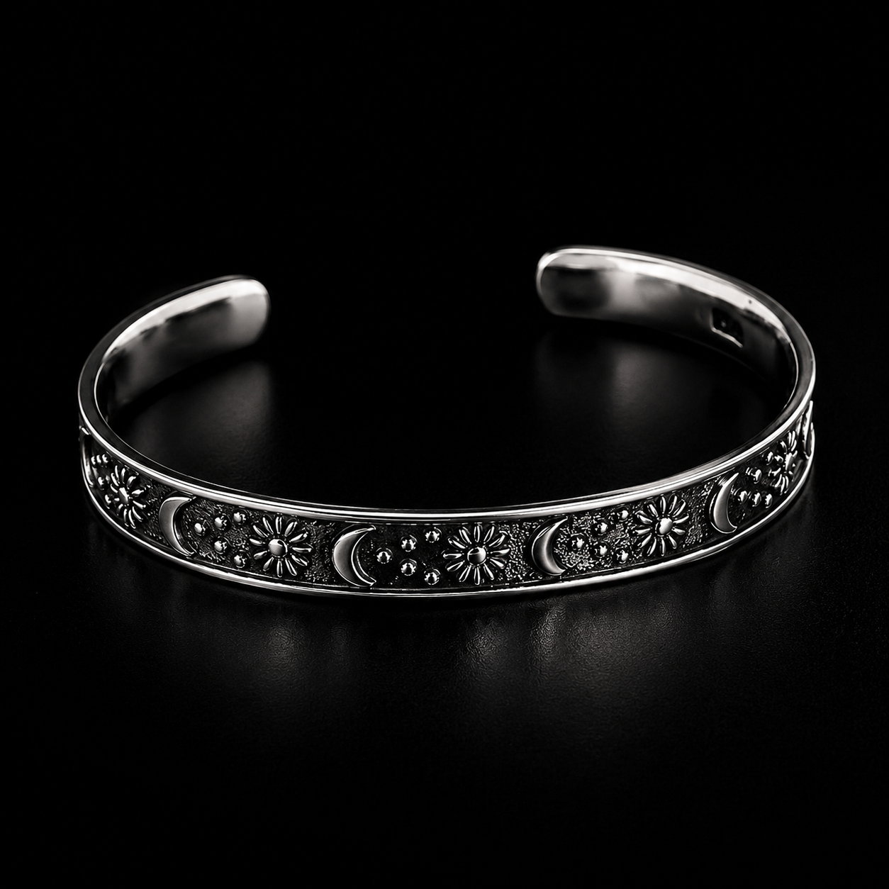 A great gift choice: the "Star and Moon Myth" open-cuff bracelet.