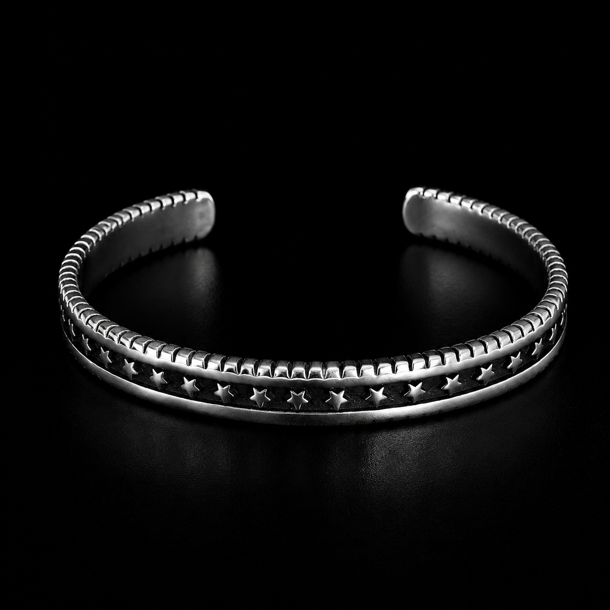A great gift choice: the "Star and Moon Myth" open-cuff bracelet.
