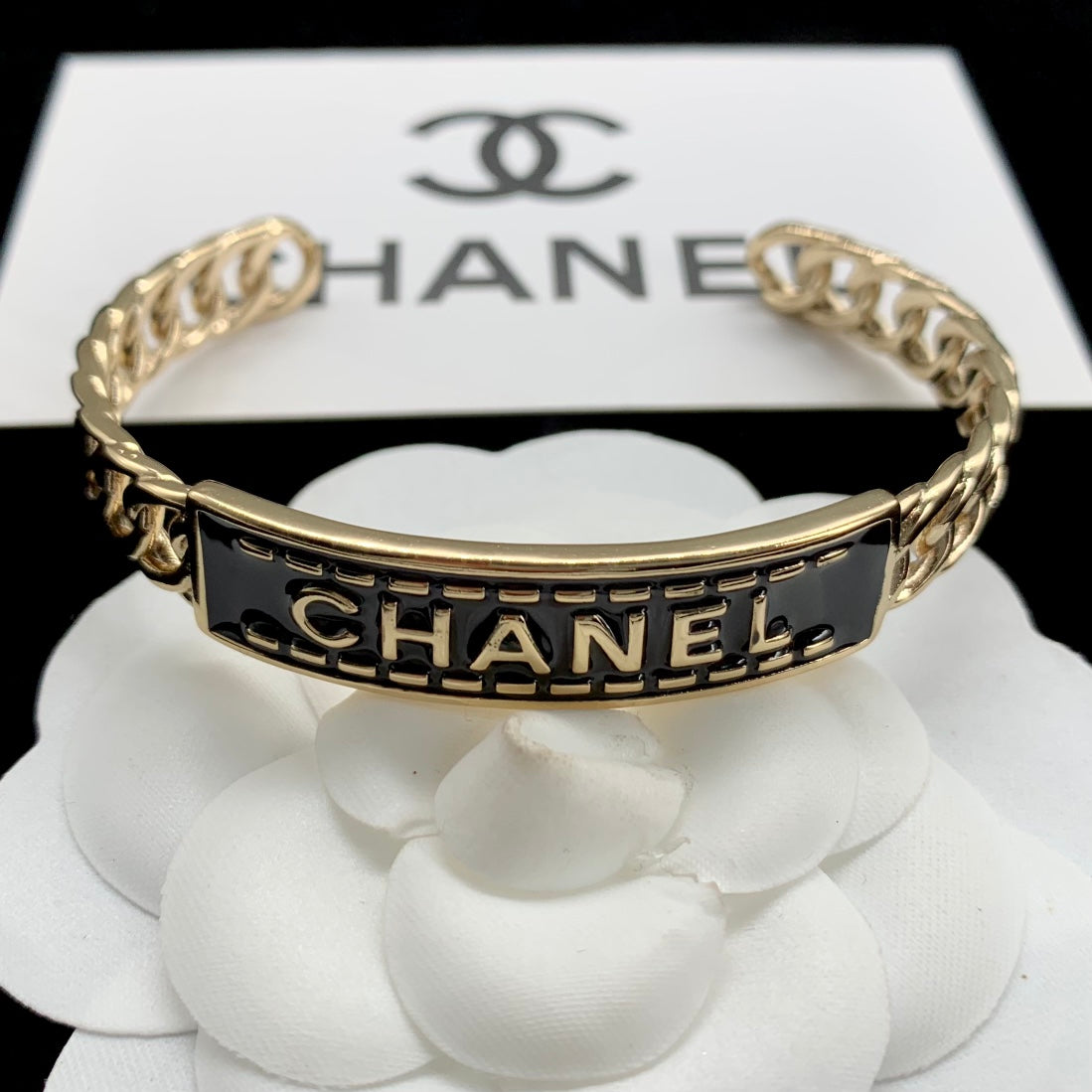 Classic hollow open bracelet