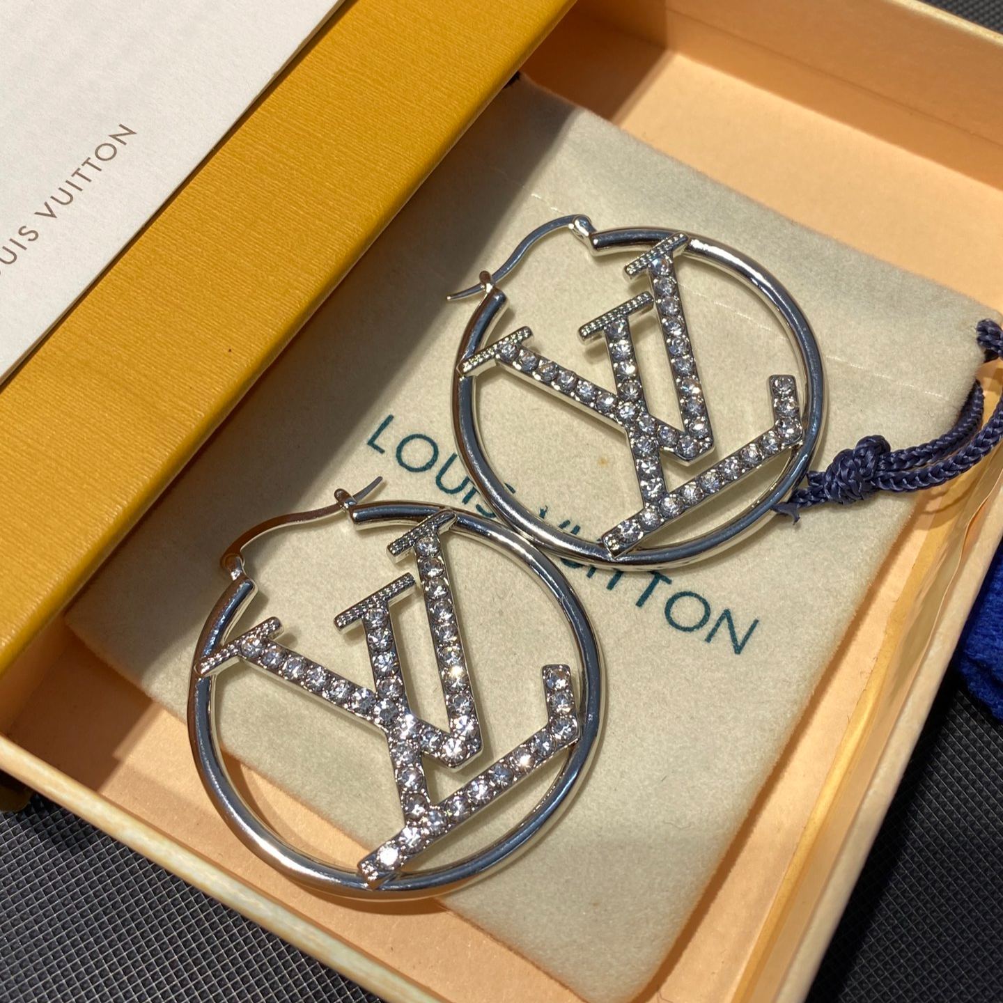 Classic round letter pendant earrings