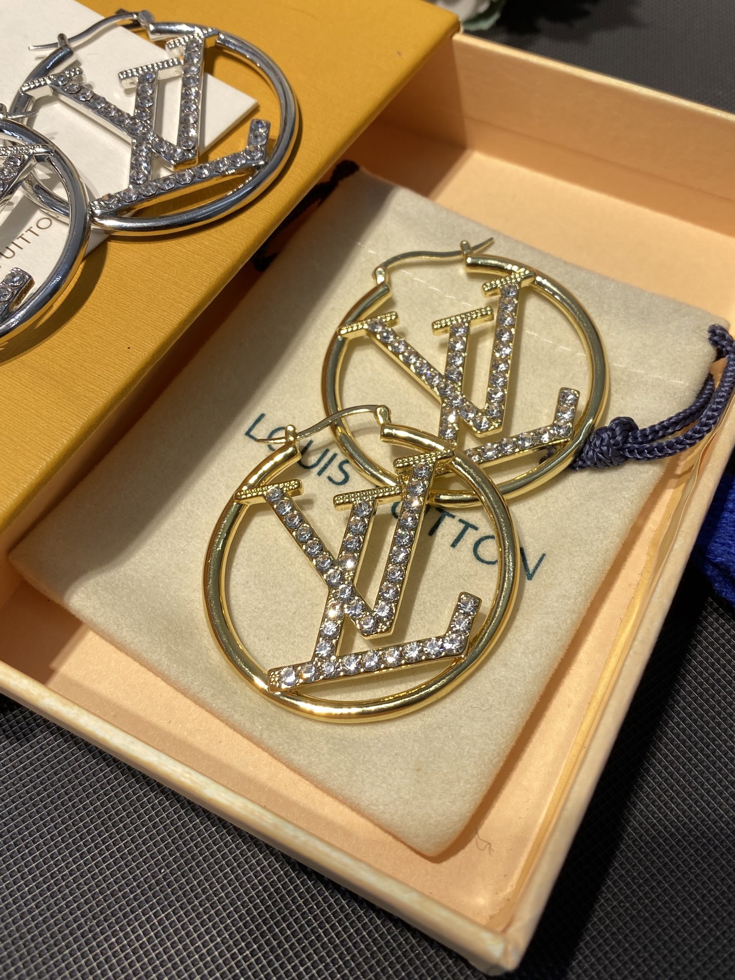 Classic round letter pendant earrings