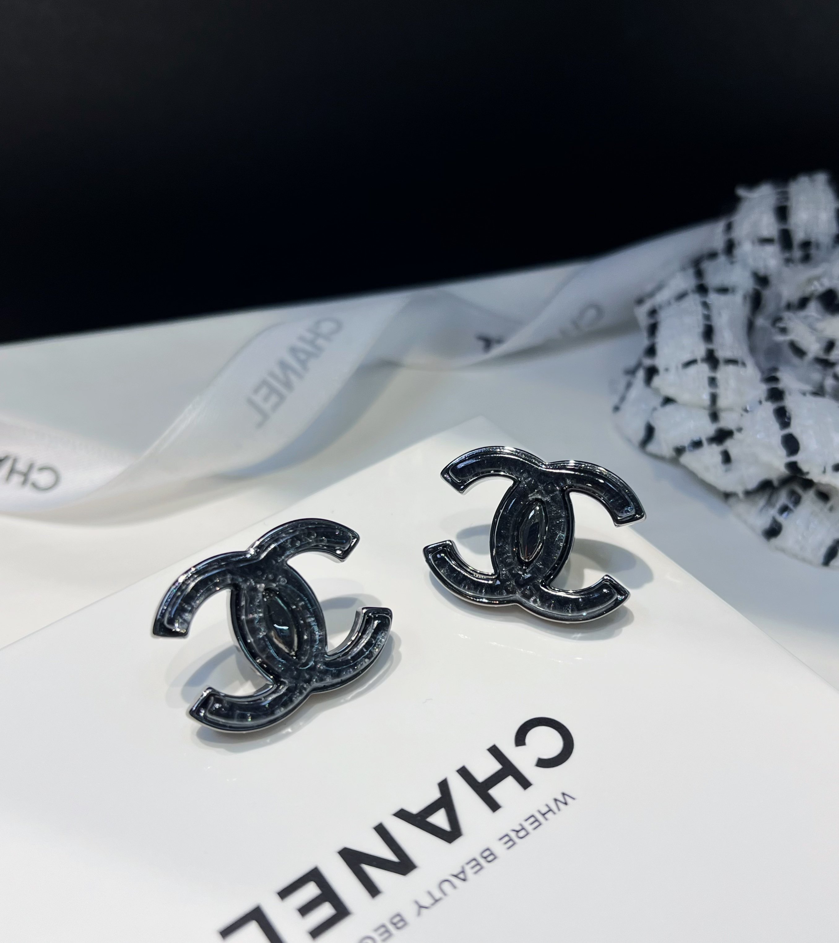 Classic black pendant earrings