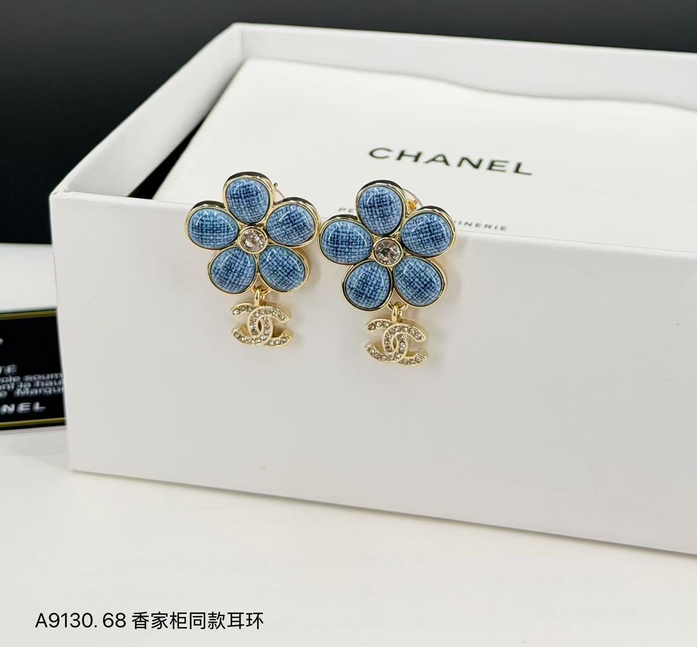 Classic petal pendant earrings