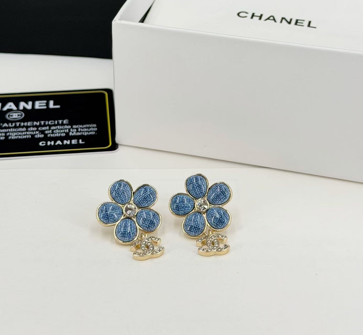 Classic petal pendant earrings