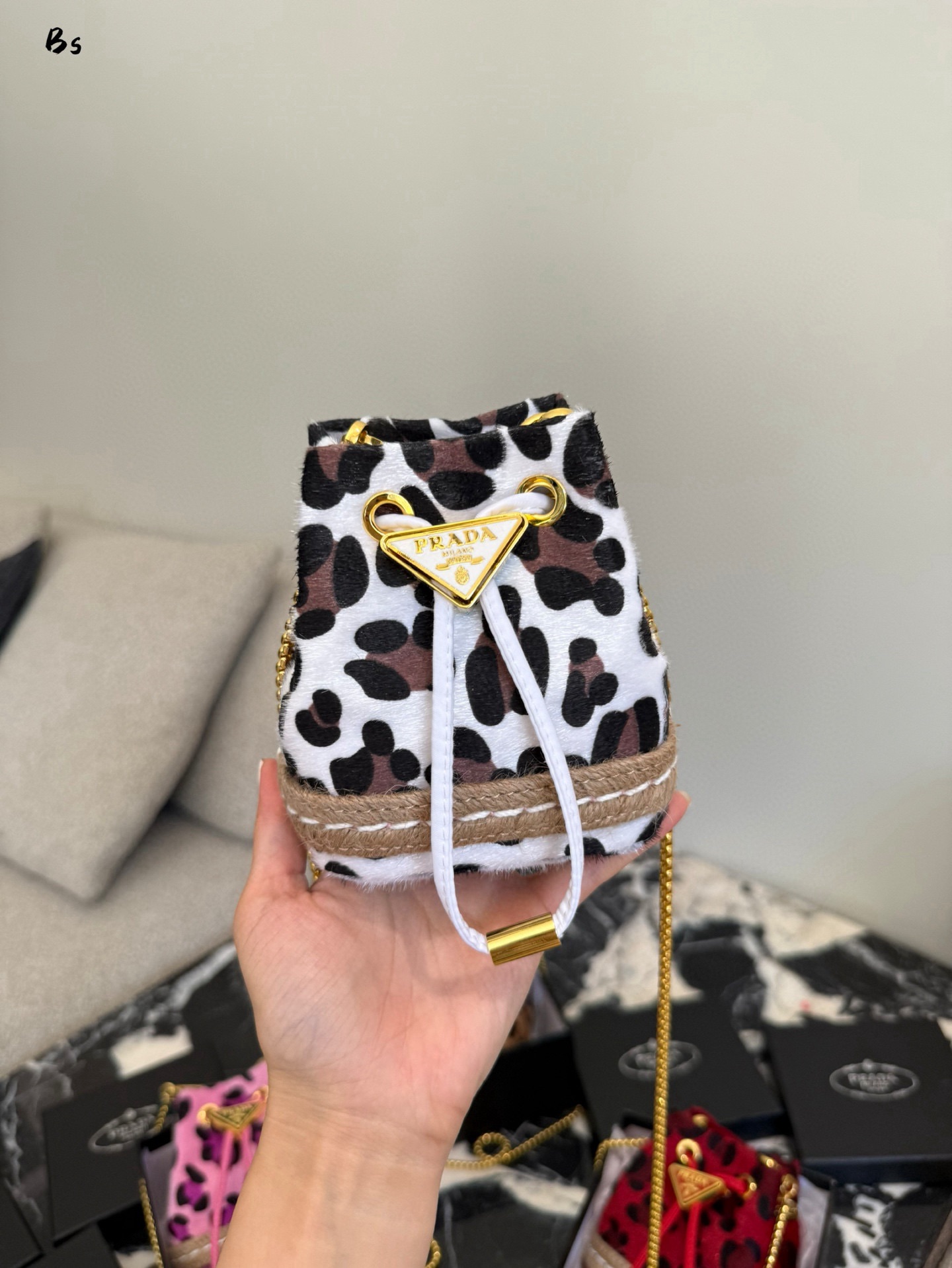Fashionable and super cute small bag