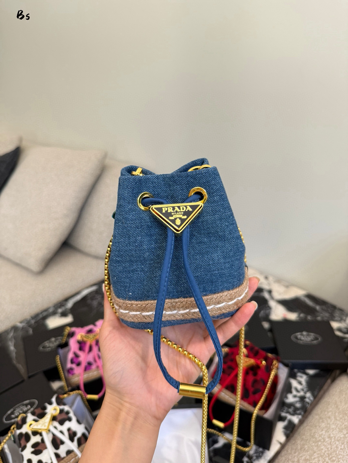 Fashionable and super cute small bag