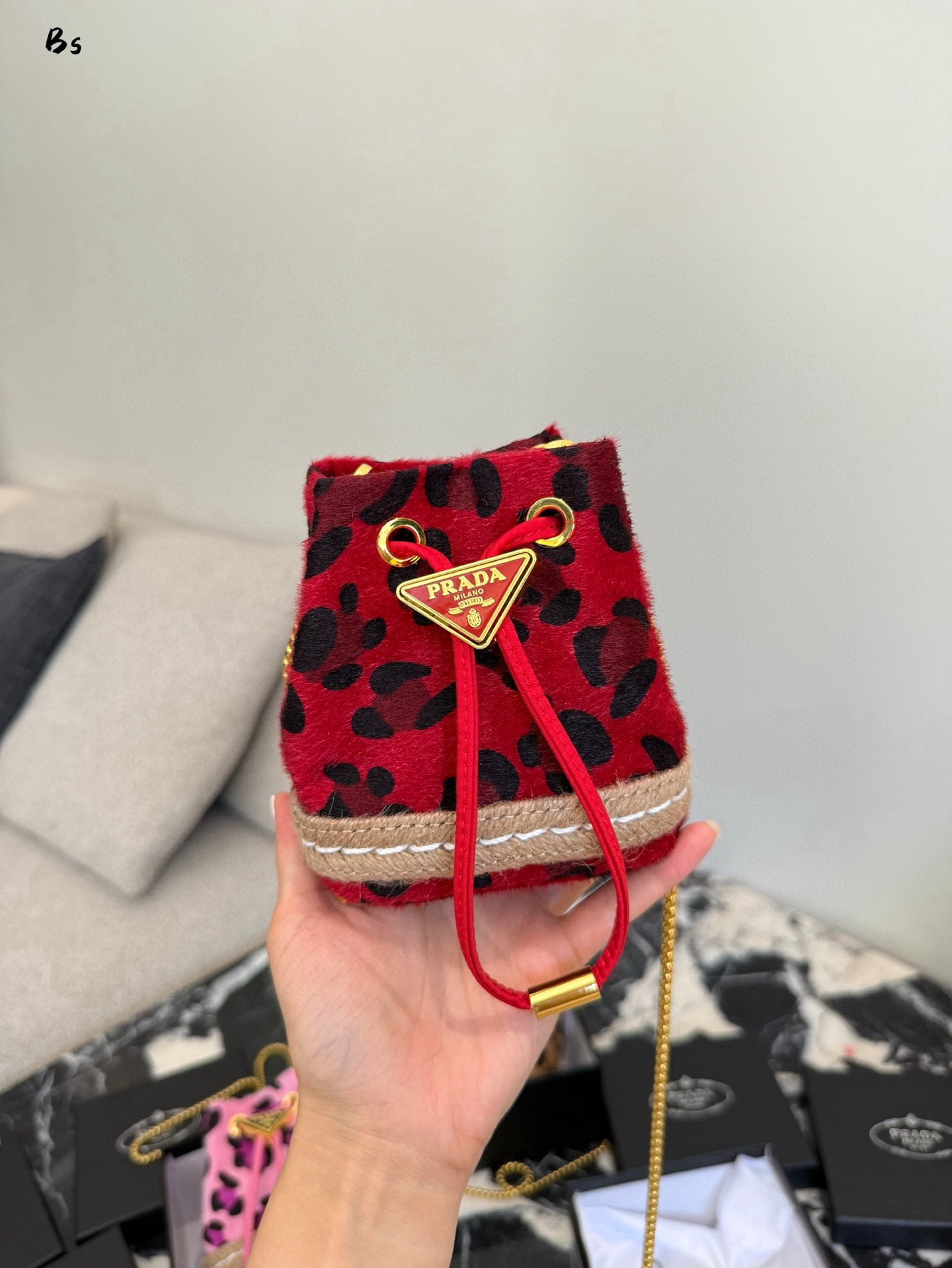 Fashionable and super cute small bag