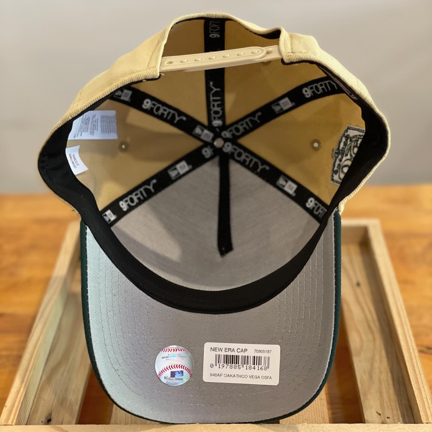 NEW ERA  ATHLETICS RICKEY HENDERSON FIELD VEGAS GOLD TWO TONE 9FORTY A FRAME SNAPBACK HAT