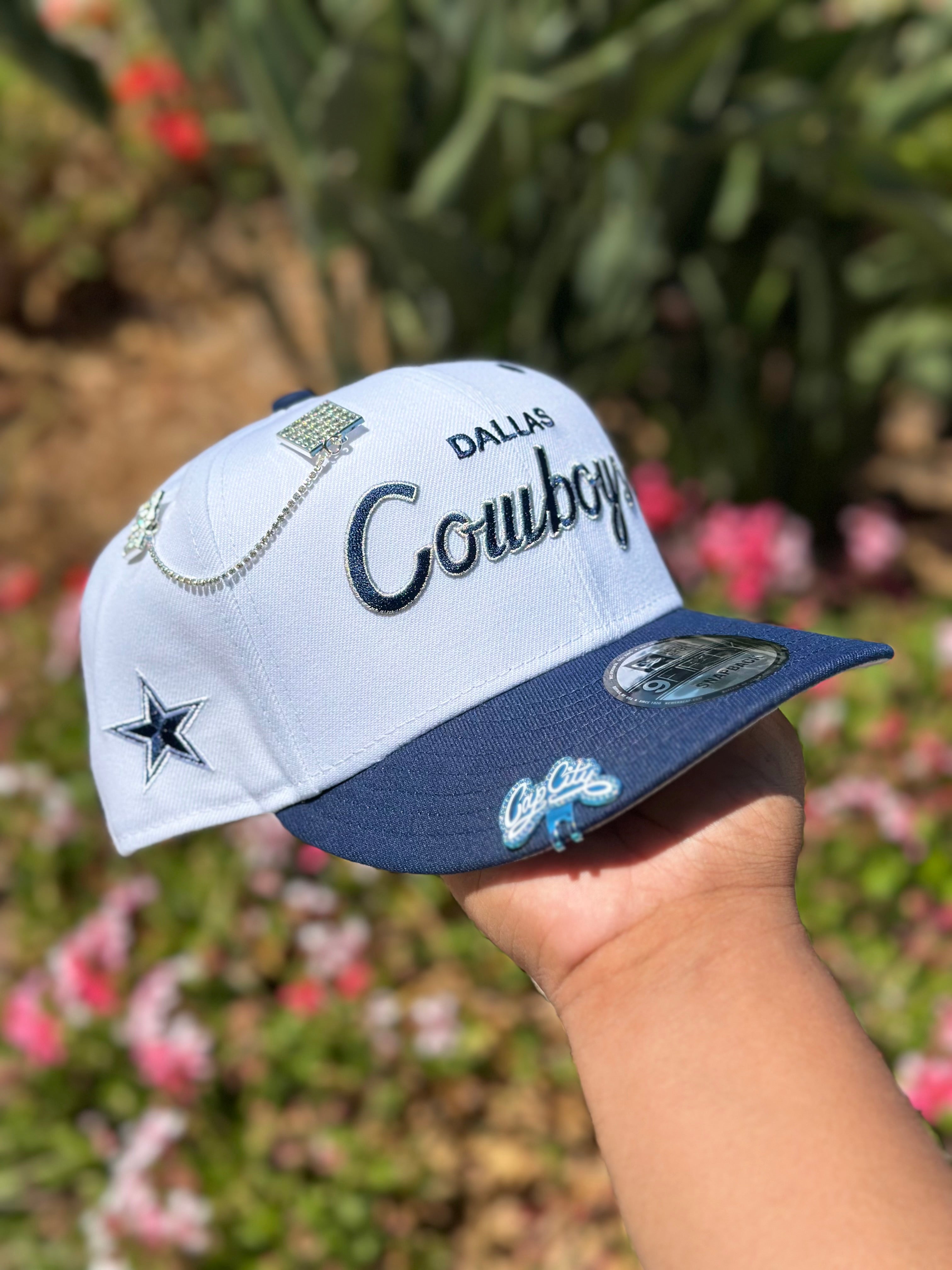 NEW ERA EXCLUSIVE 9FIFTY WHITE/NAVY DALLAS COWBOYS SCRIPT W/ TEAM LOGO SIDE PATCH SNAPBACK