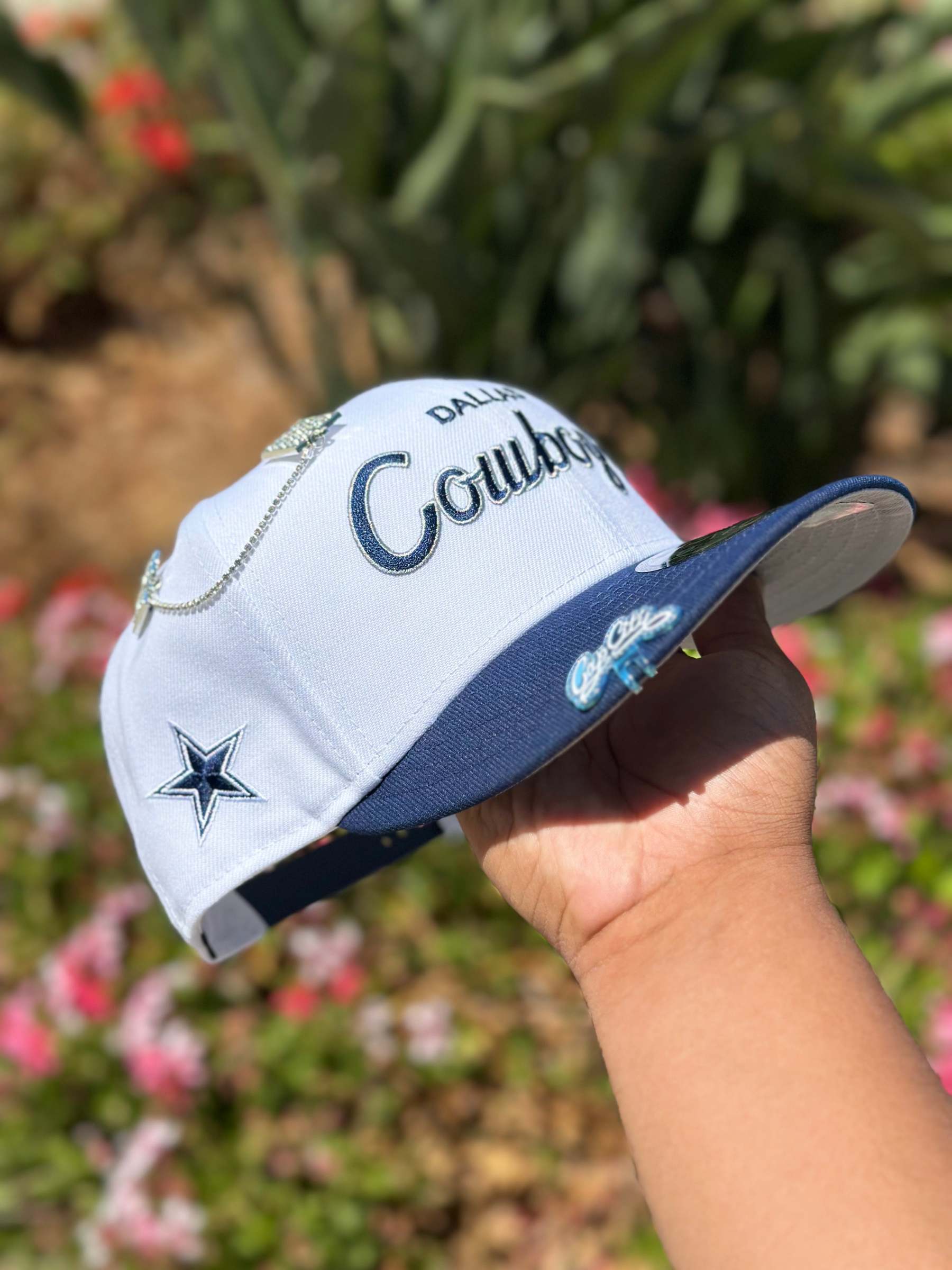 NEW ERA EXCLUSIVE 9FIFTY WHITE/NAVY DALLAS COWBOYS SCRIPT W/ TEAM LOGO SIDE PATCH SNAPBACK