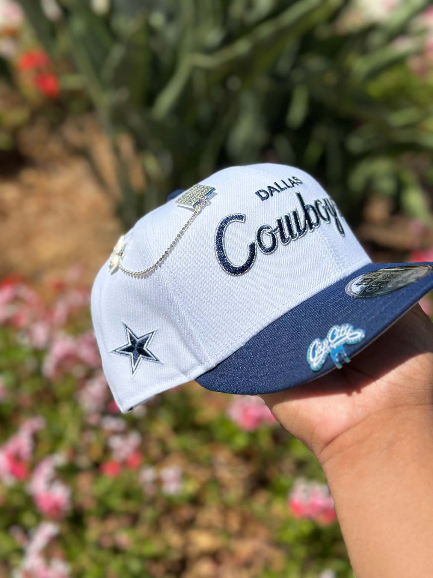 NEW ERA EXCLUSIVE 9FIFTY WHITE/NAVY DALLAS COWBOYS SCRIPT W/ TEAM LOGO SIDE PATCH SNAPBACK