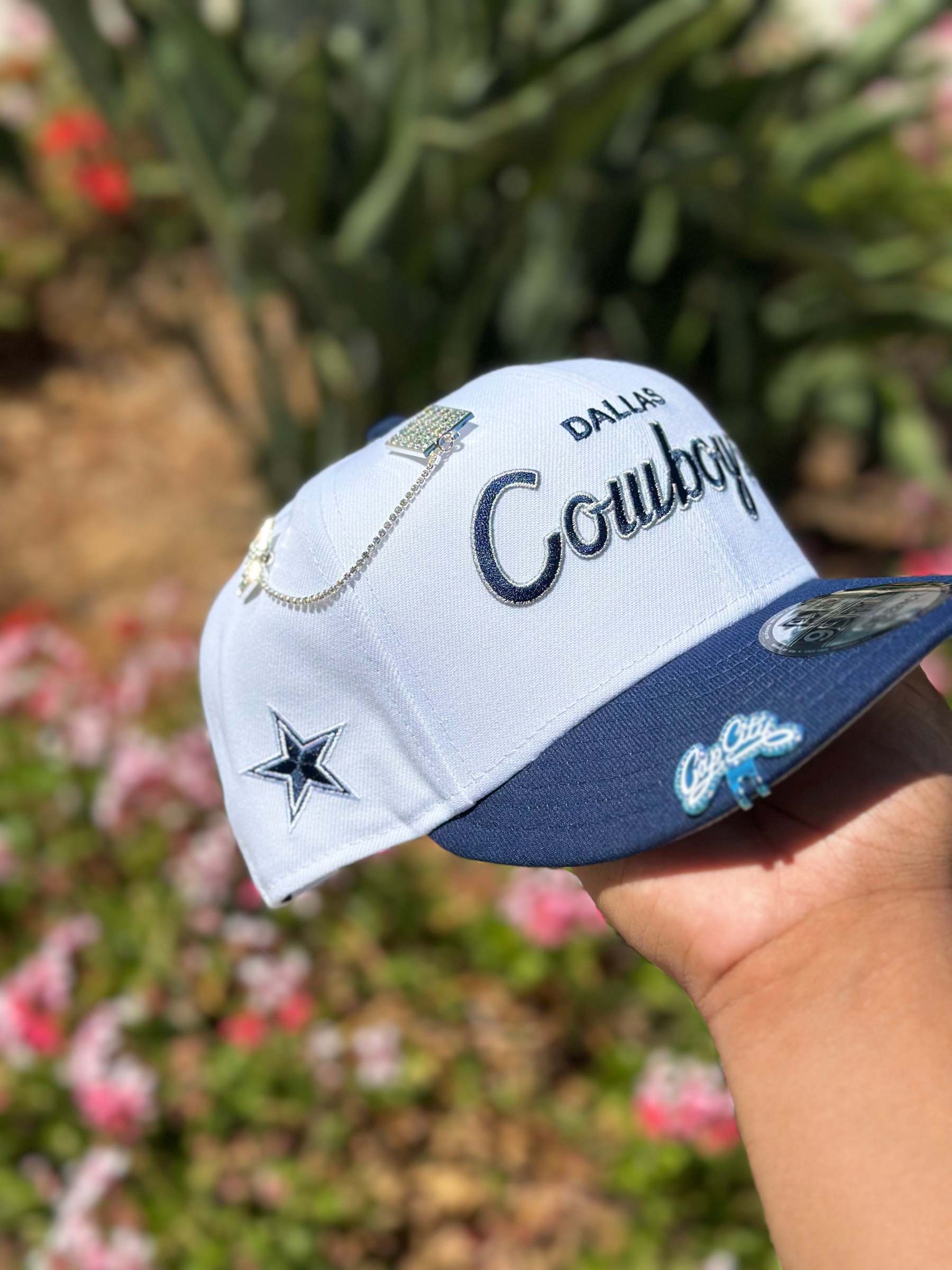NEW ERA EXCLUSIVE 9FIFTY WHITE/NAVY DALLAS COWBOYS SCRIPT W/ TEAM LOGO SIDE PATCH SNAPBACK
