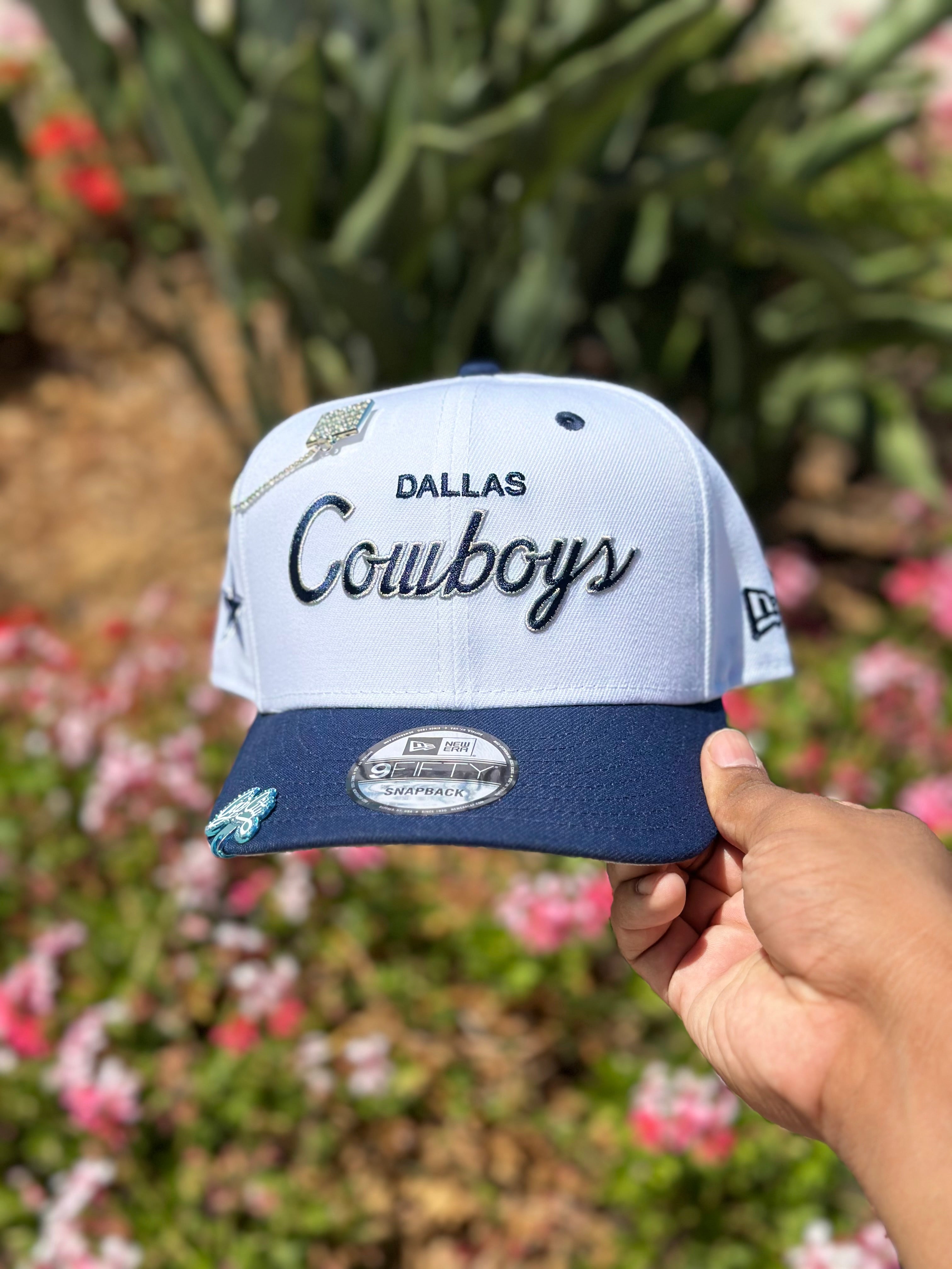 NEW ERA EXCLUSIVE 9FIFTY WHITE/NAVY DALLAS COWBOYS SCRIPT W/ TEAM LOGO SIDE PATCH SNAPBACK