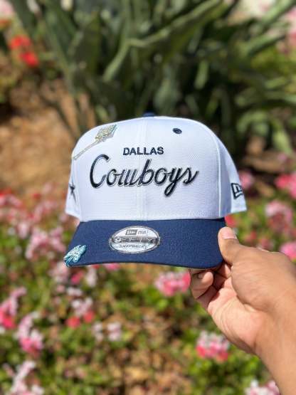 NEW ERA EXCLUSIVE 9FIFTY WHITE/NAVY DALLAS COWBOYS SCRIPT W/ TEAM LOGO SIDE PATCH SNAPBACK