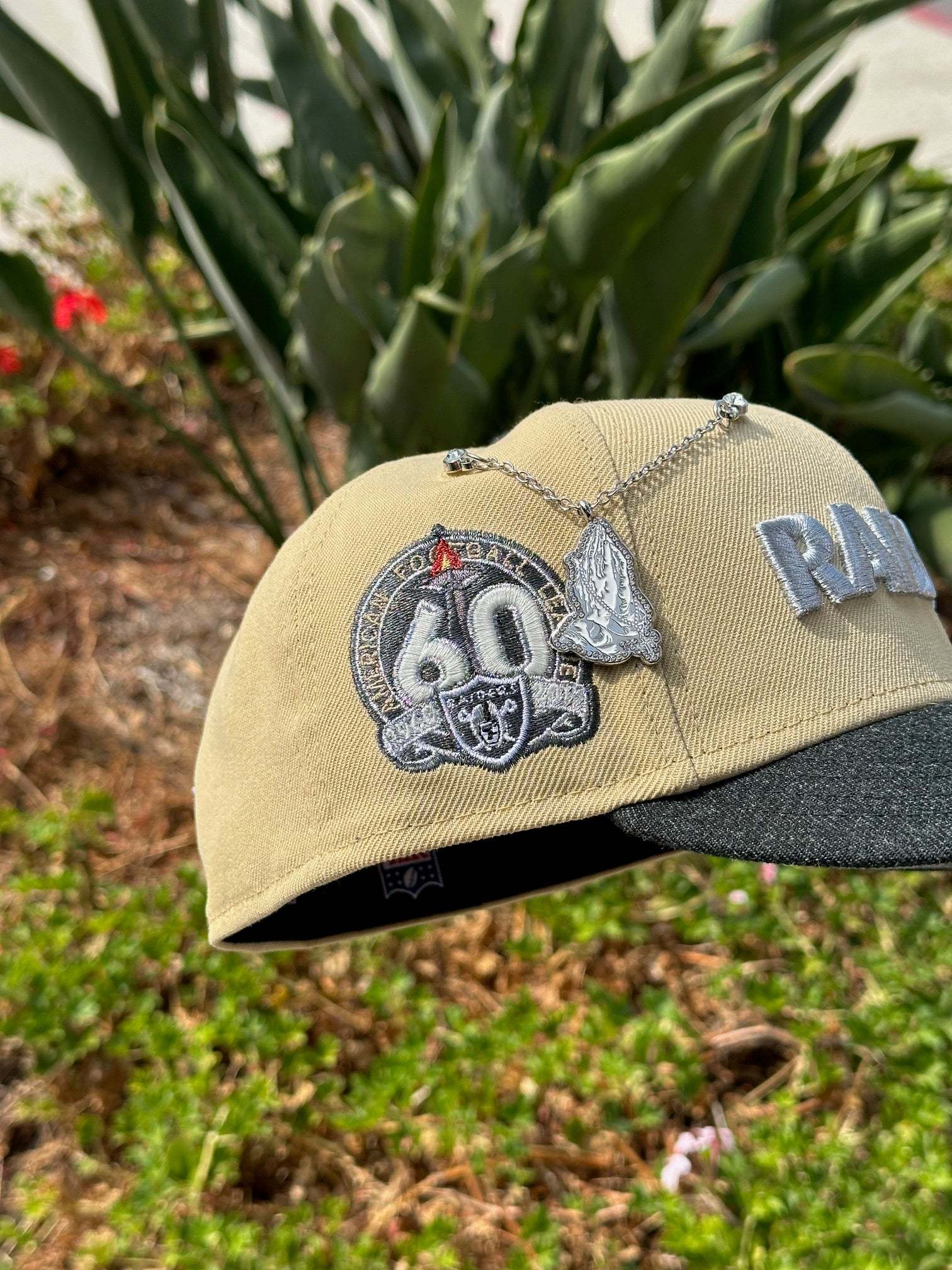 NEW ERA EXCLUSIVE 59FIFTY VEGAS GOLD/GREY WOOL LAS VEGAS RAIDERS W/ 60TH ANNIVERSARY SIDE PATCH