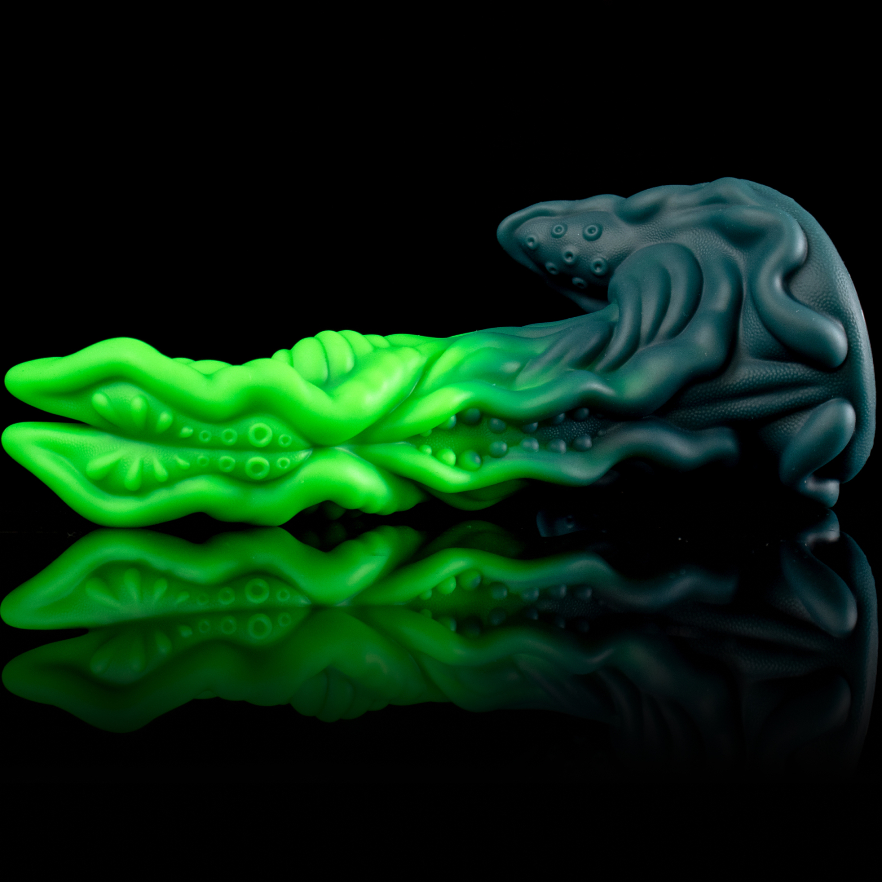 Glow Ripper - Split-Tip Mandible Bioluminescent Alien Dildo | Korym