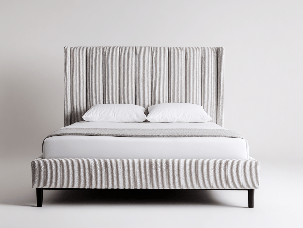 Lit double tapissé – tissu côtelé gris clair – design moderne avec tête de lit haute et coussins décoratifs