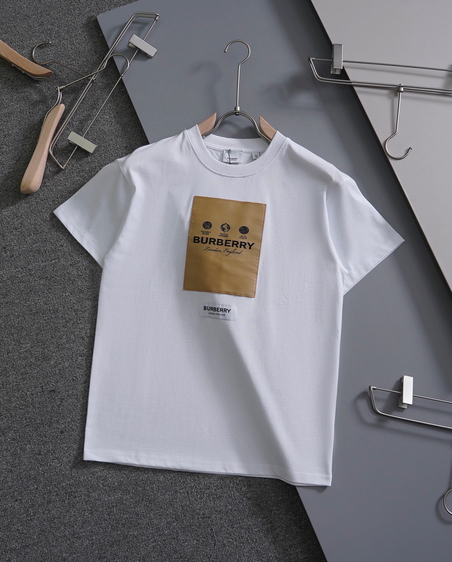 BB Round neck short sleeves with logo appliqué on the chest