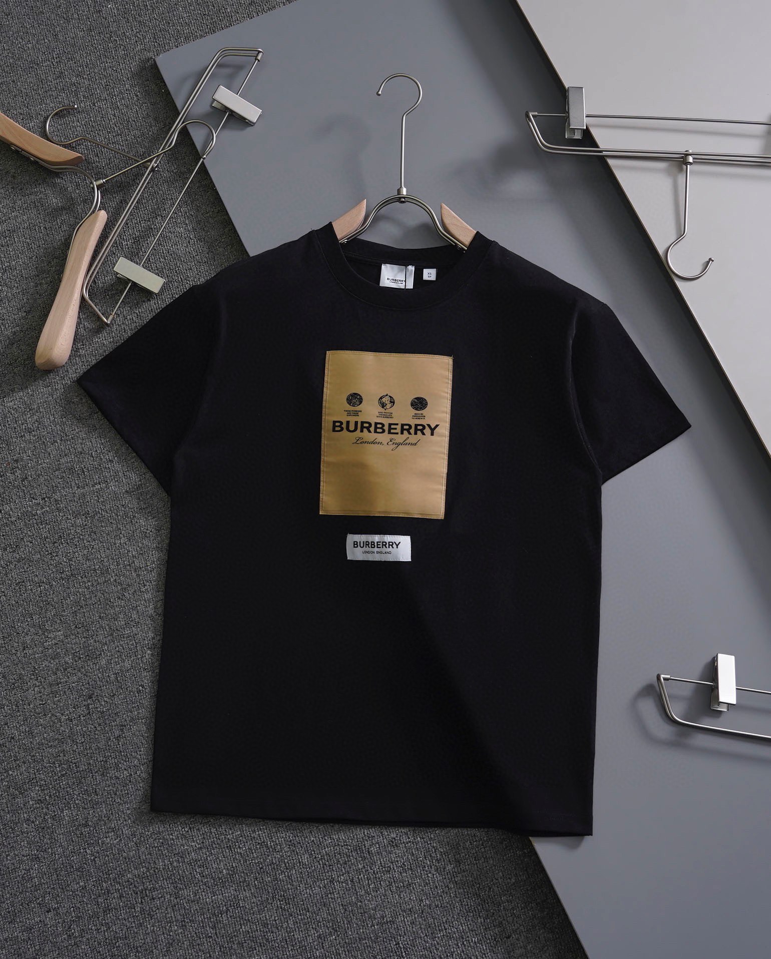 BB Round neck short sleeves with logo appliqué on the chest