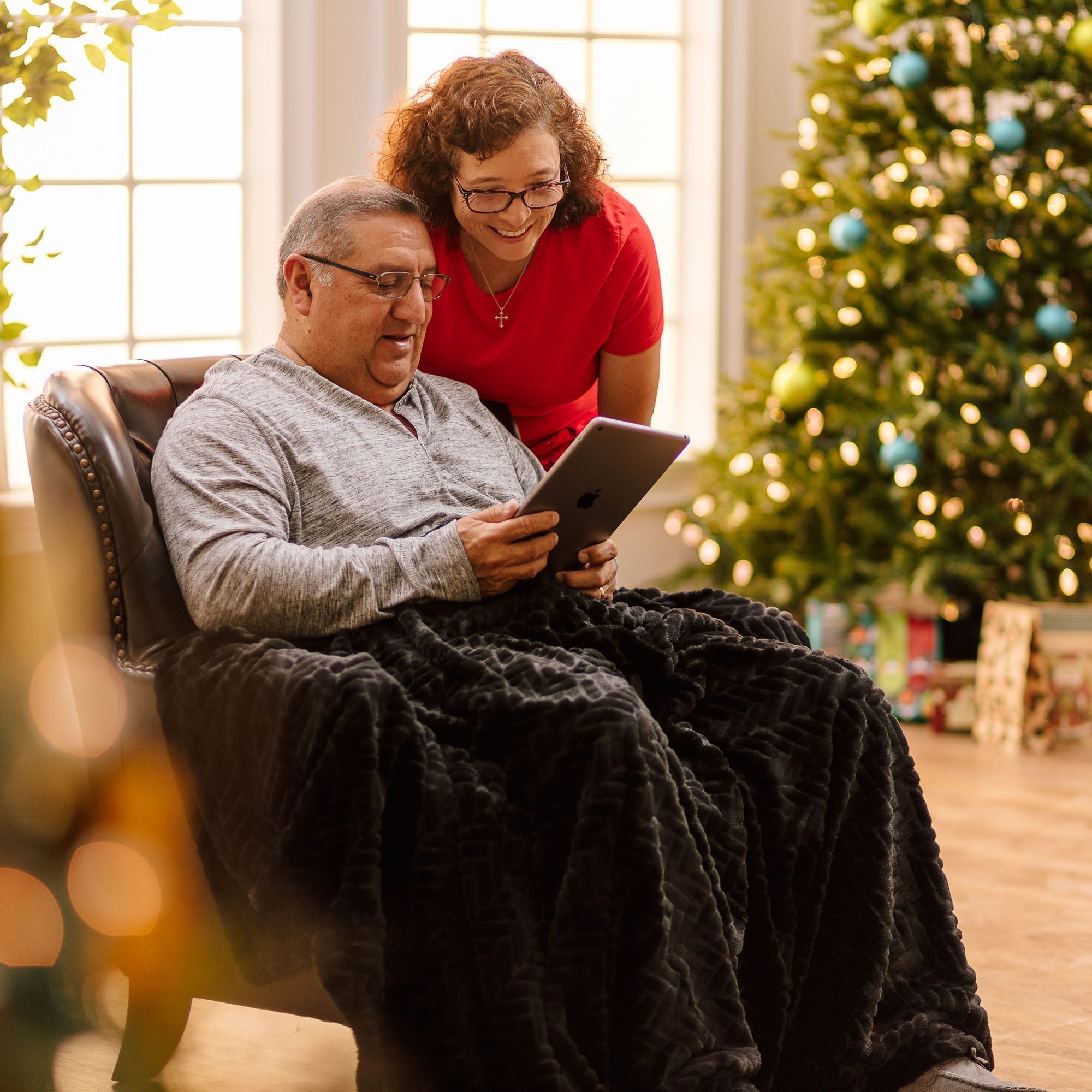 Embossed Faux Fur Throw Blanket-Tolkye