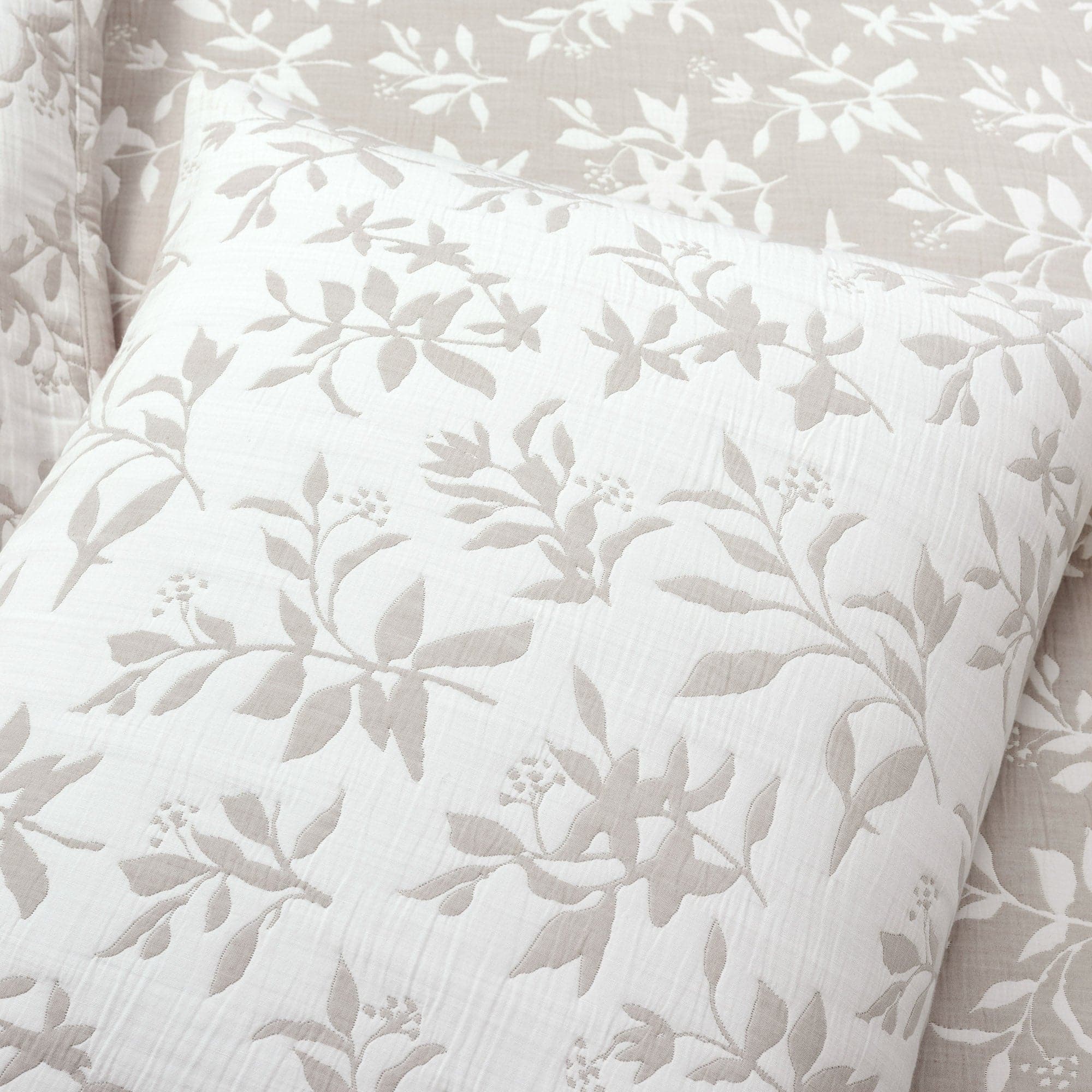 Floral Jacquard Reversible Soft Matelassé 3 Piece Quilt Set-Tolkye