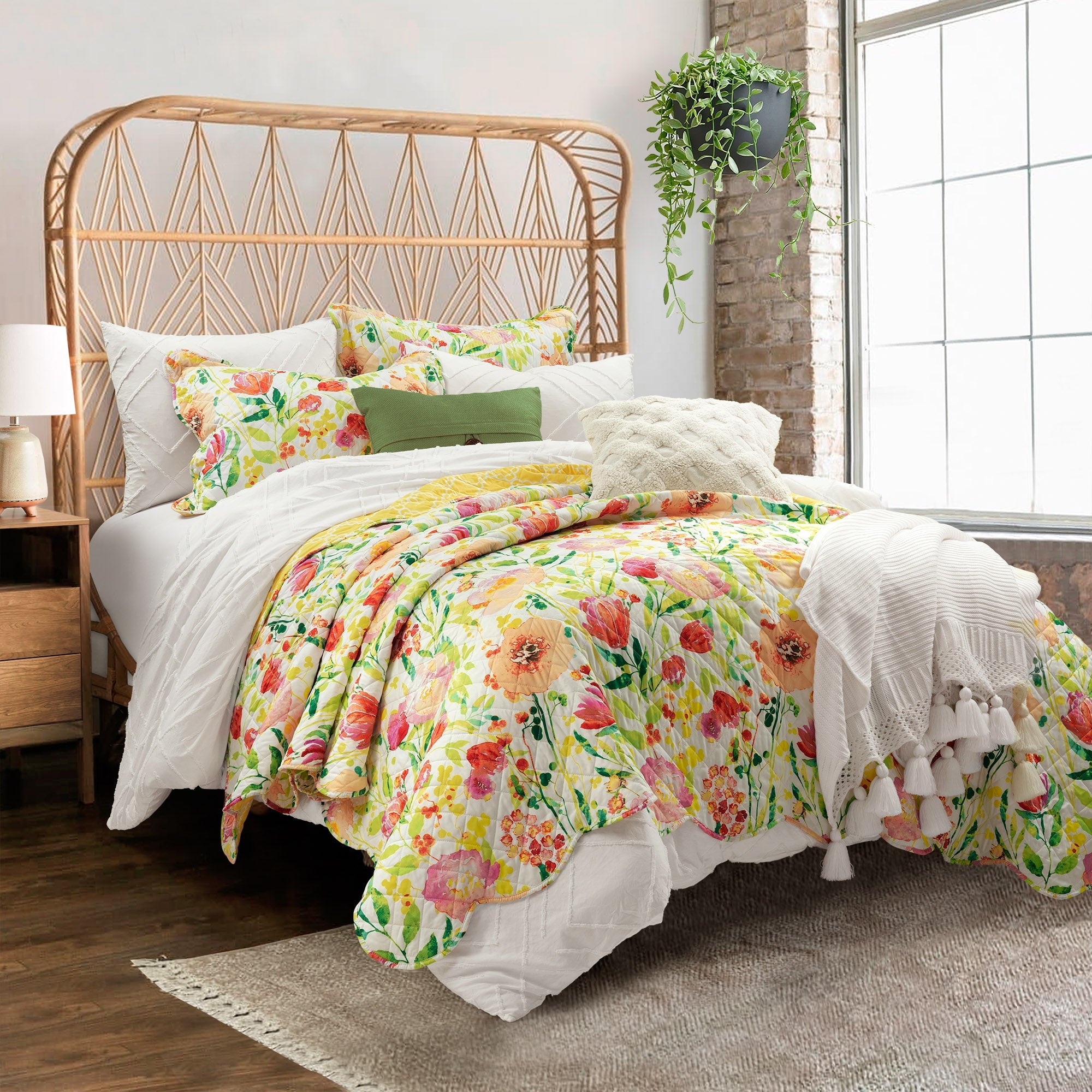 Leilani Watercolor Scallop Edged Floral 3 Piece Quilt Set-Tolkye