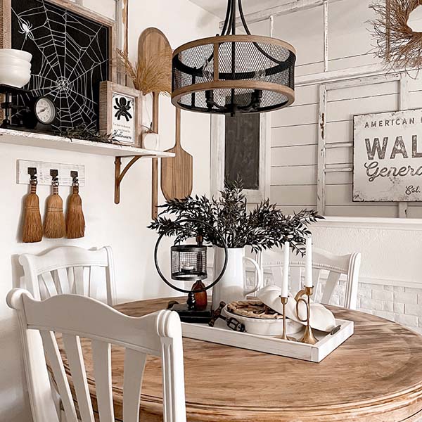 Hanging Metal Cage on Circle Stand Votive Holder