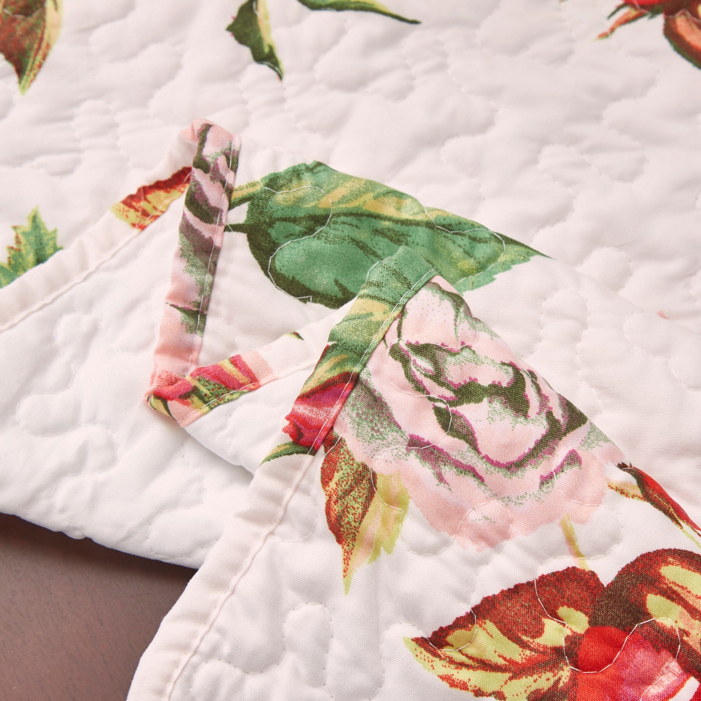 Romantic Roses Pink White Lovely Floral Quilted Dining Table Runner