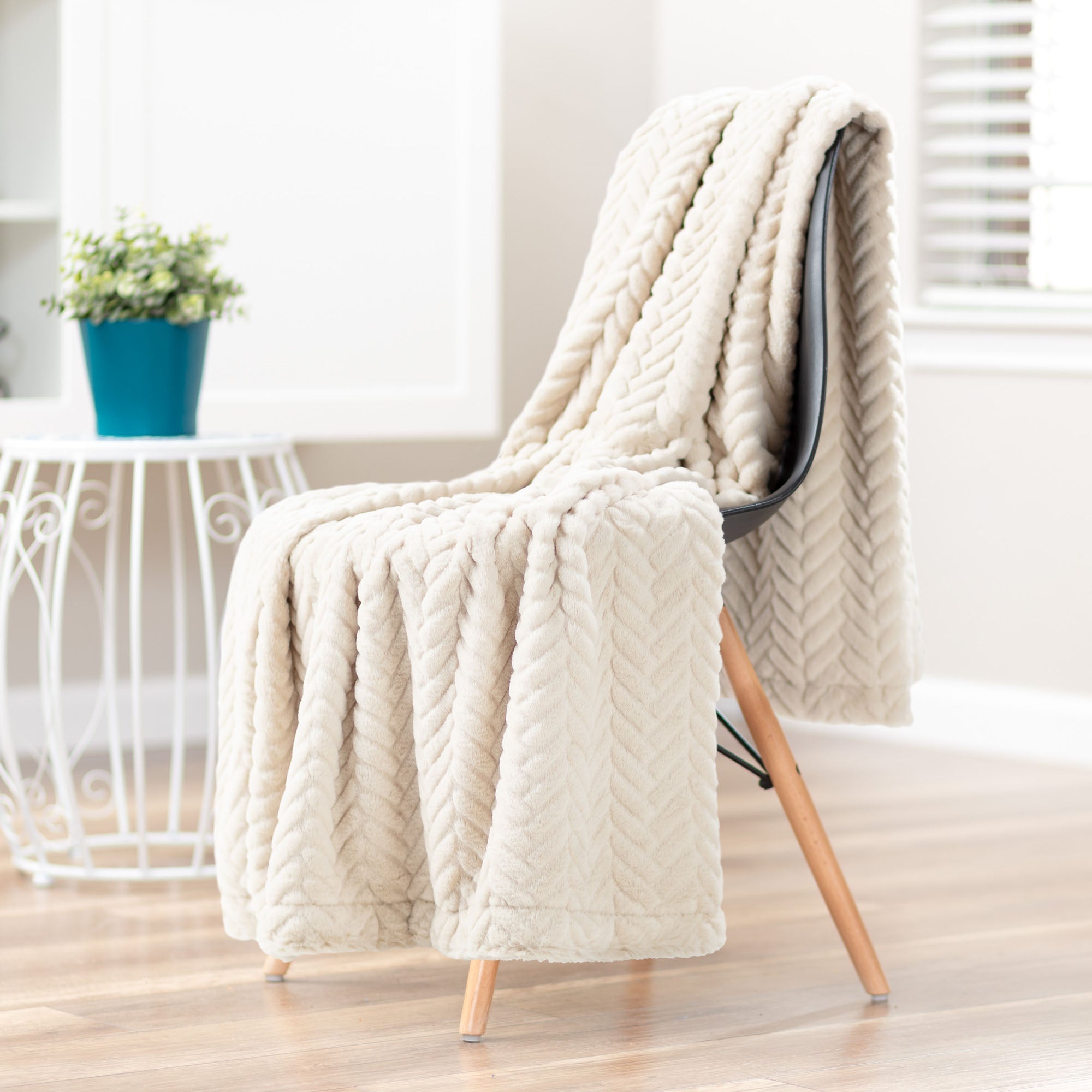 Embossed Faux Fur Throw Blanket-Tolkye