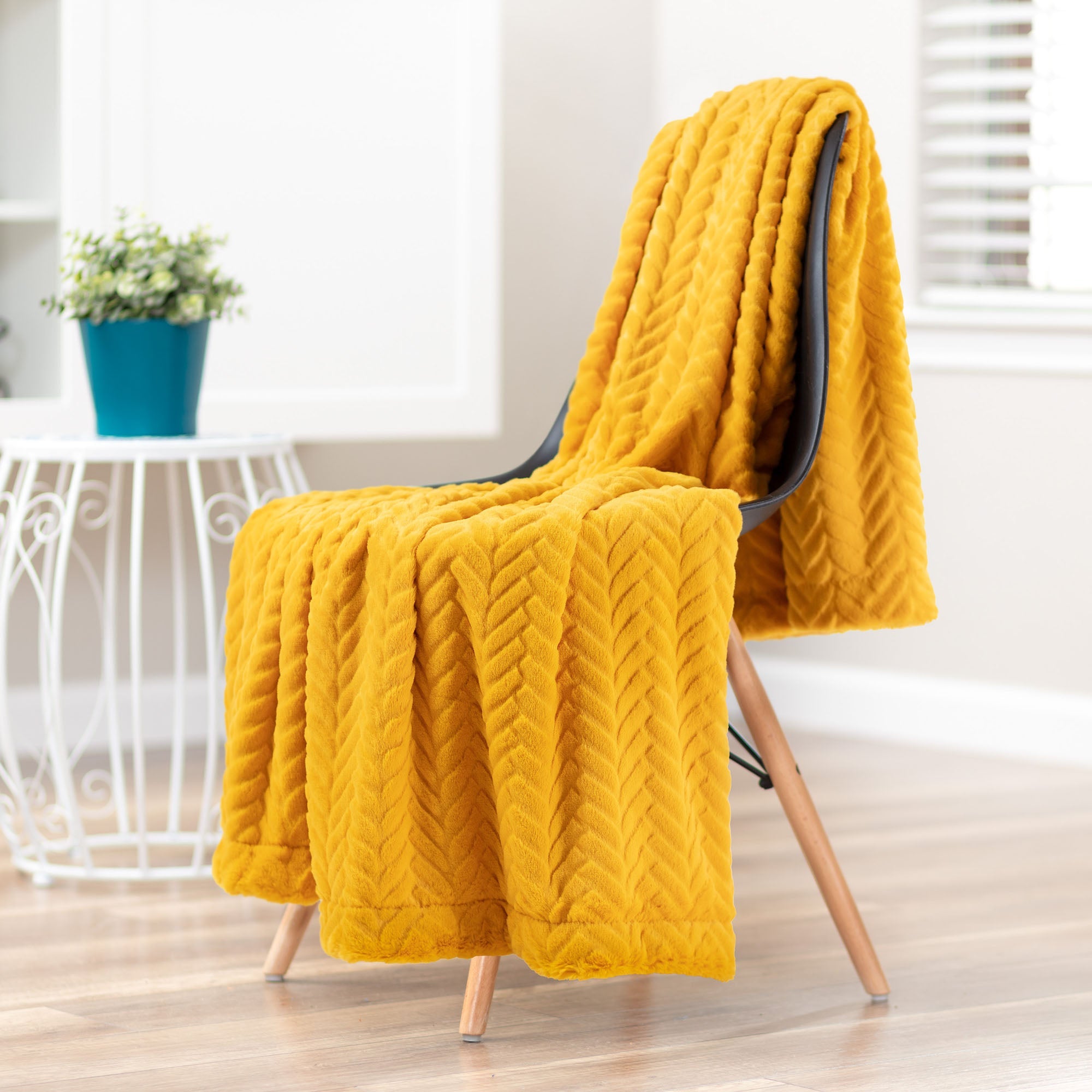 Embossed Faux Fur Throw Blanket-Tolkye