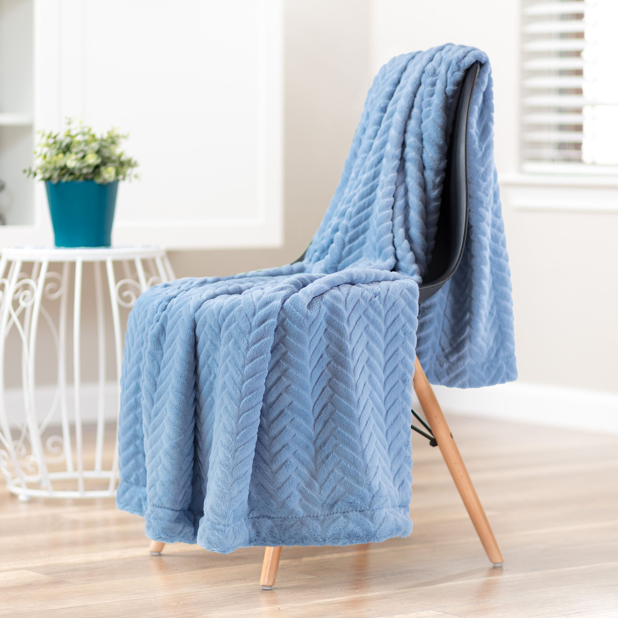 Embossed Faux Fur Throw Blanket-Tolkye