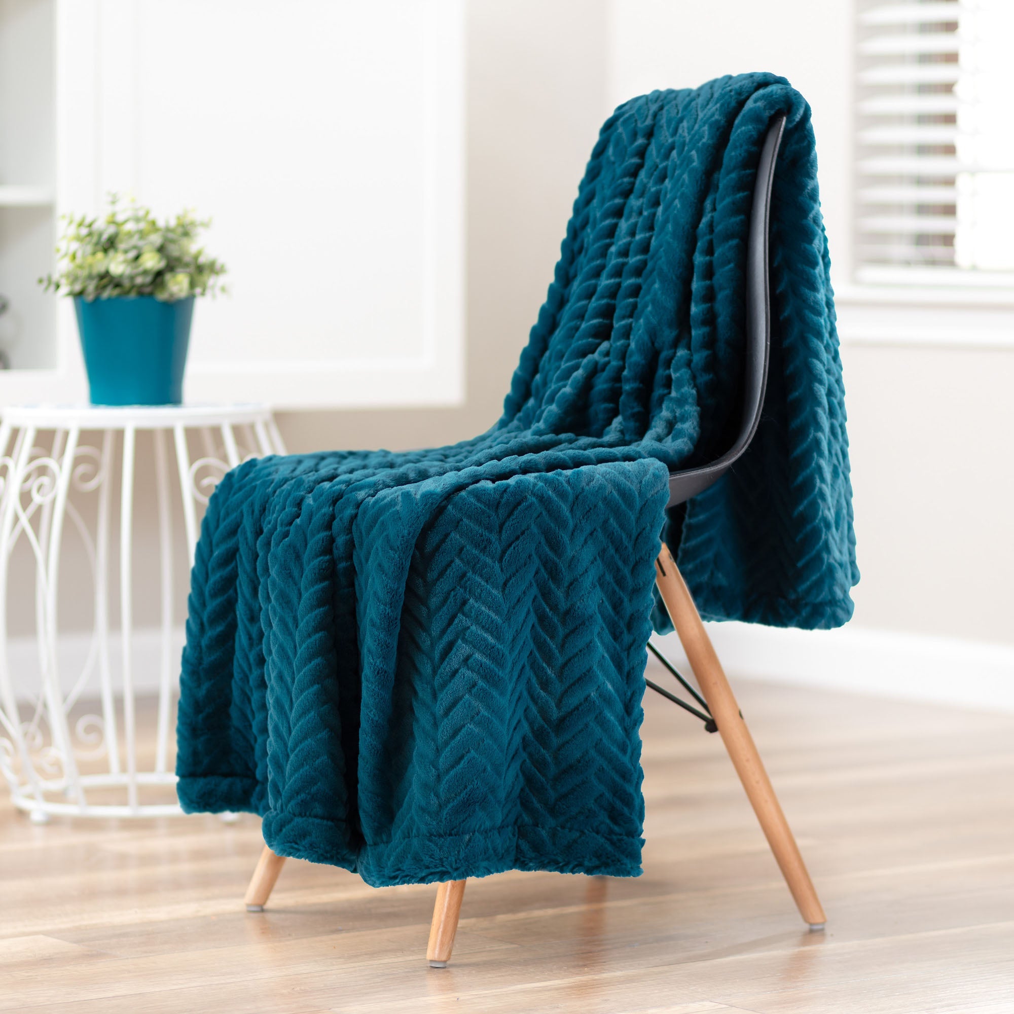 Embossed Faux Fur Throw Blanket-Tolkye