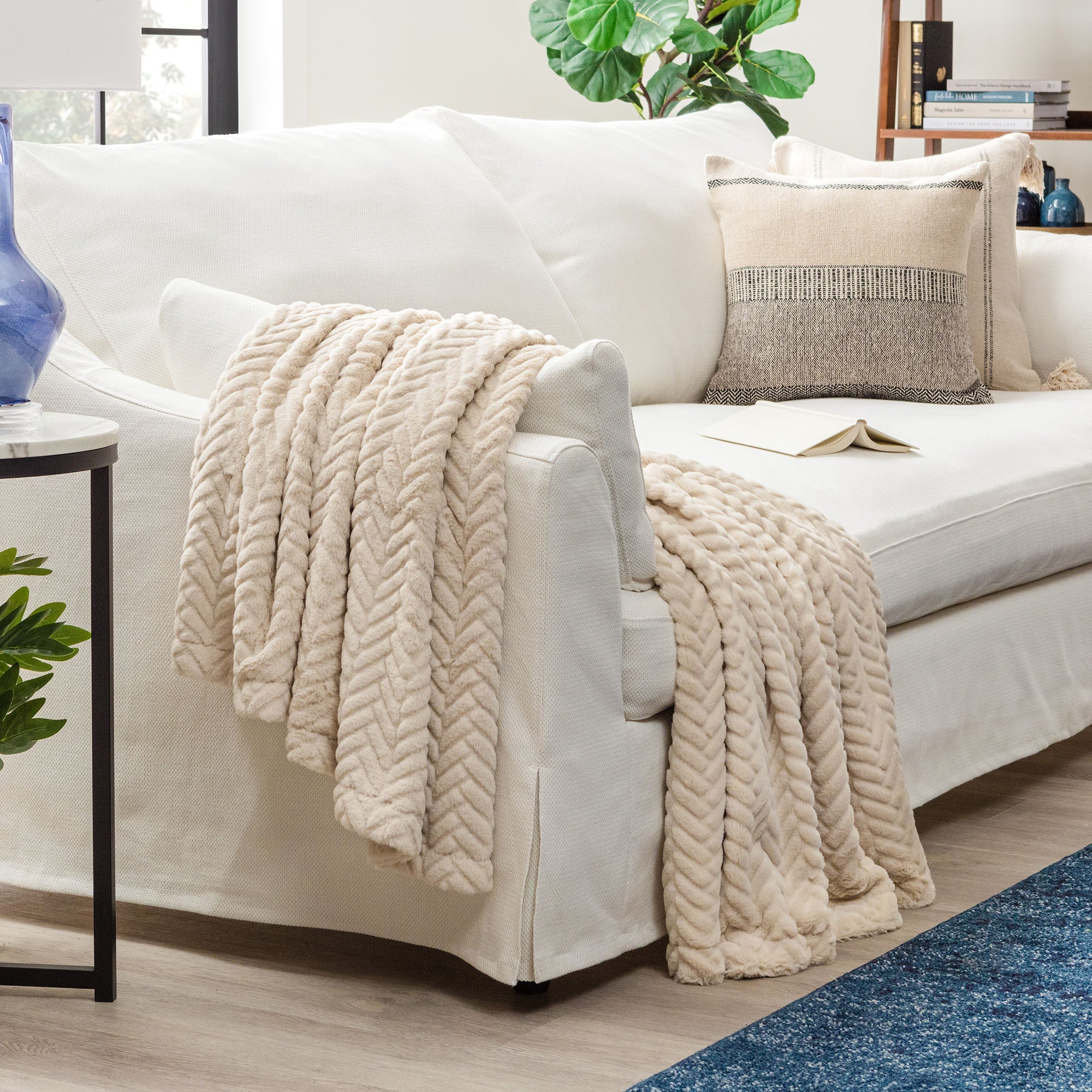 Embossed Faux Fur Throw Blanket-Tolkye