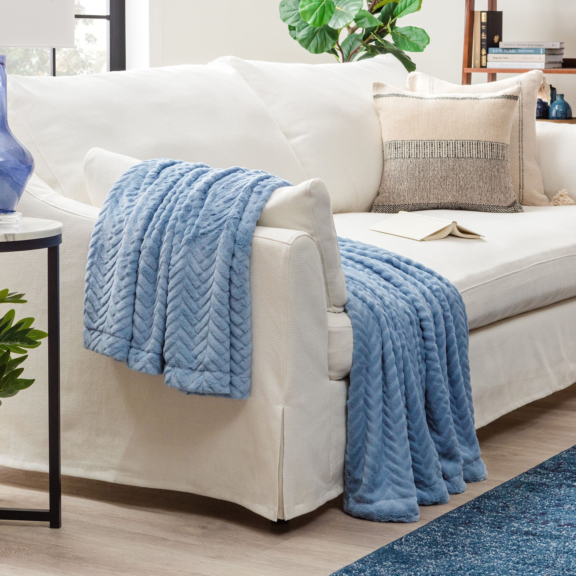 Embossed Faux Fur Throw Blanket-Tolkye