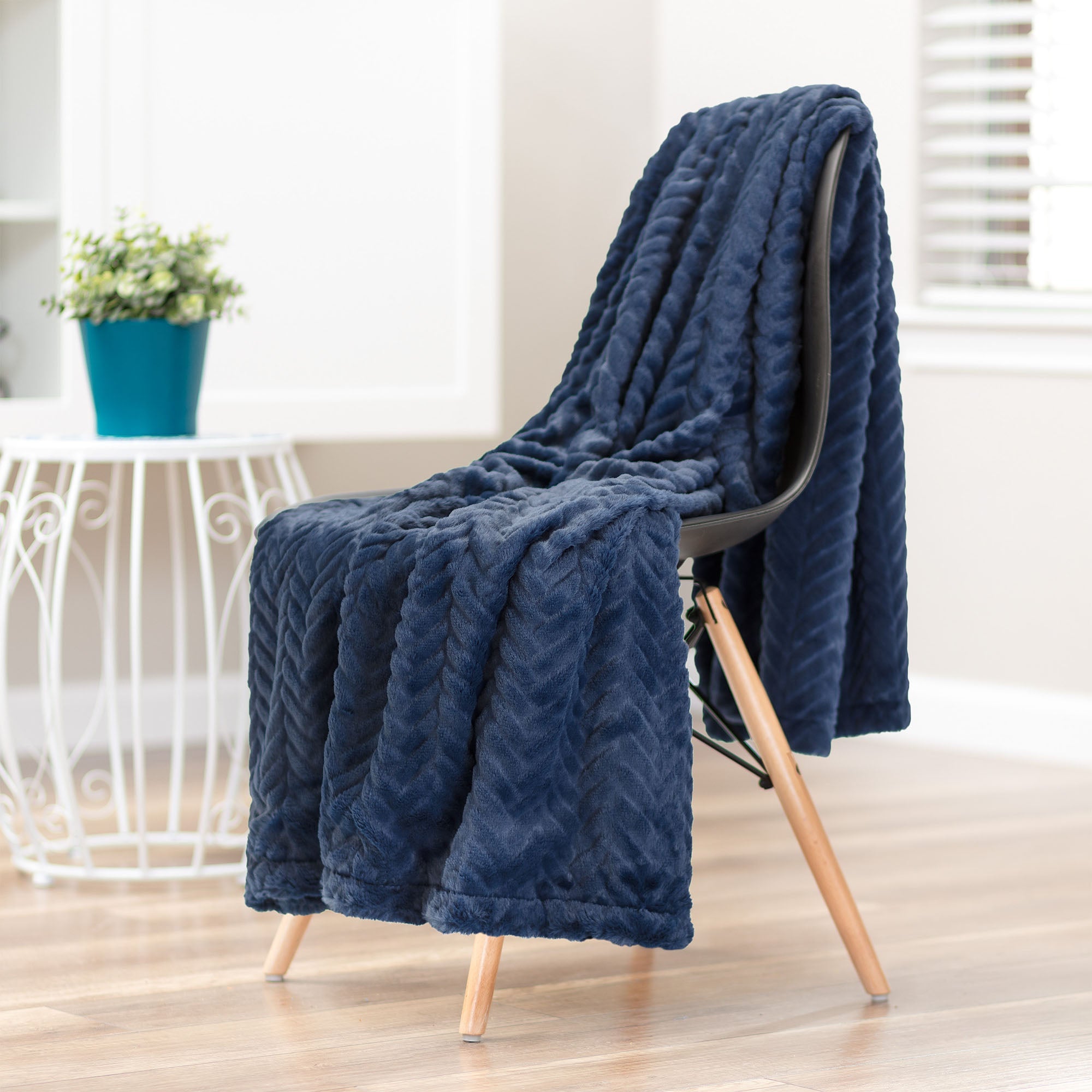 Embossed Faux Fur Throw Blanket-Tolkye