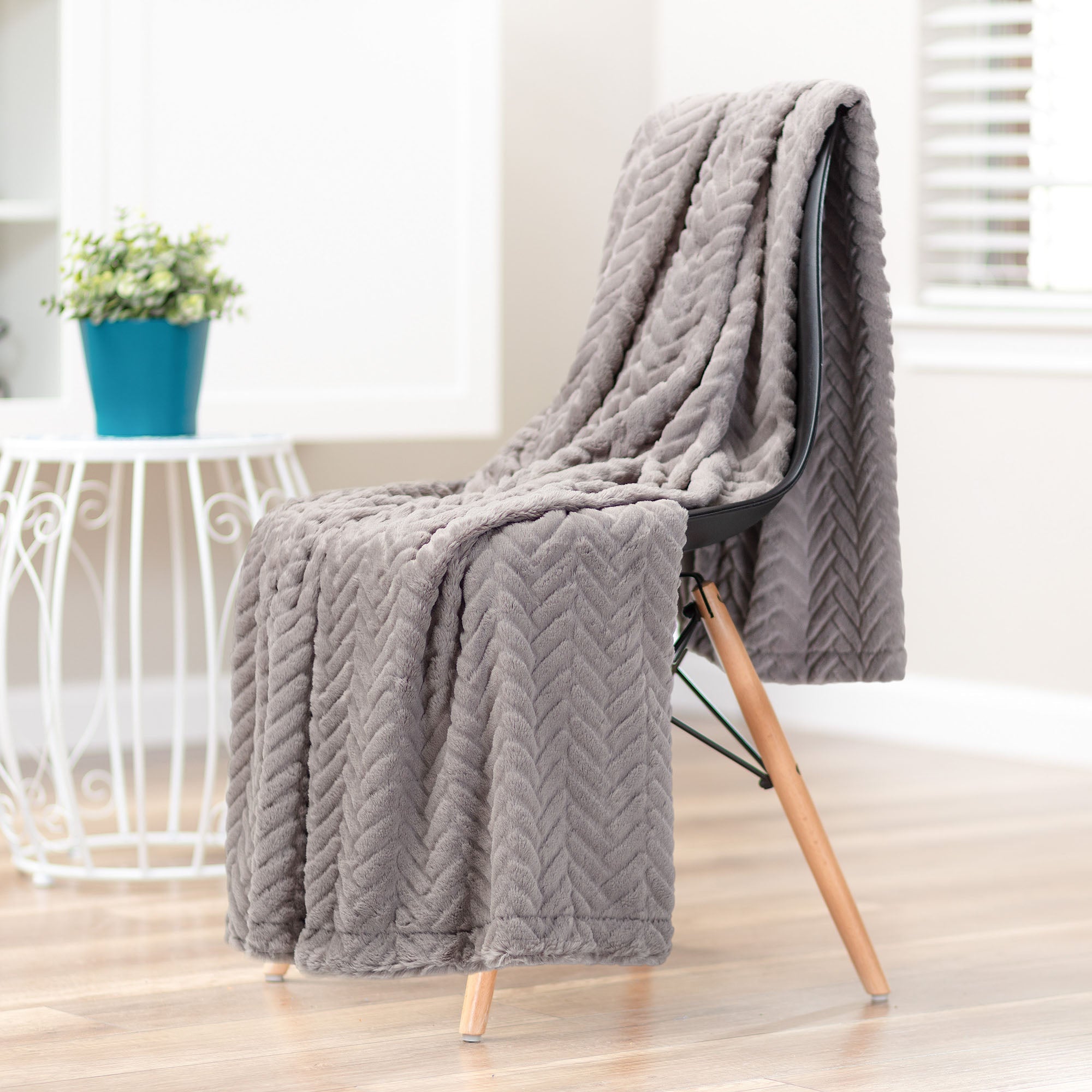 Embossed Faux Fur Throw Blanket-Tolkye