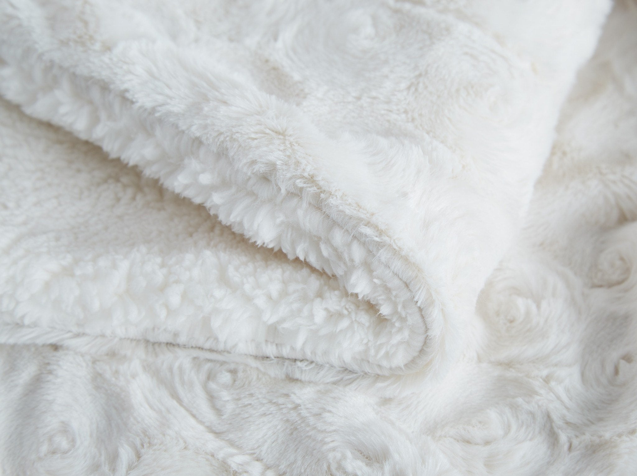 Luxury White Roses Fluffy Soft Sherpa Backside Faux Fur Throw Blanket