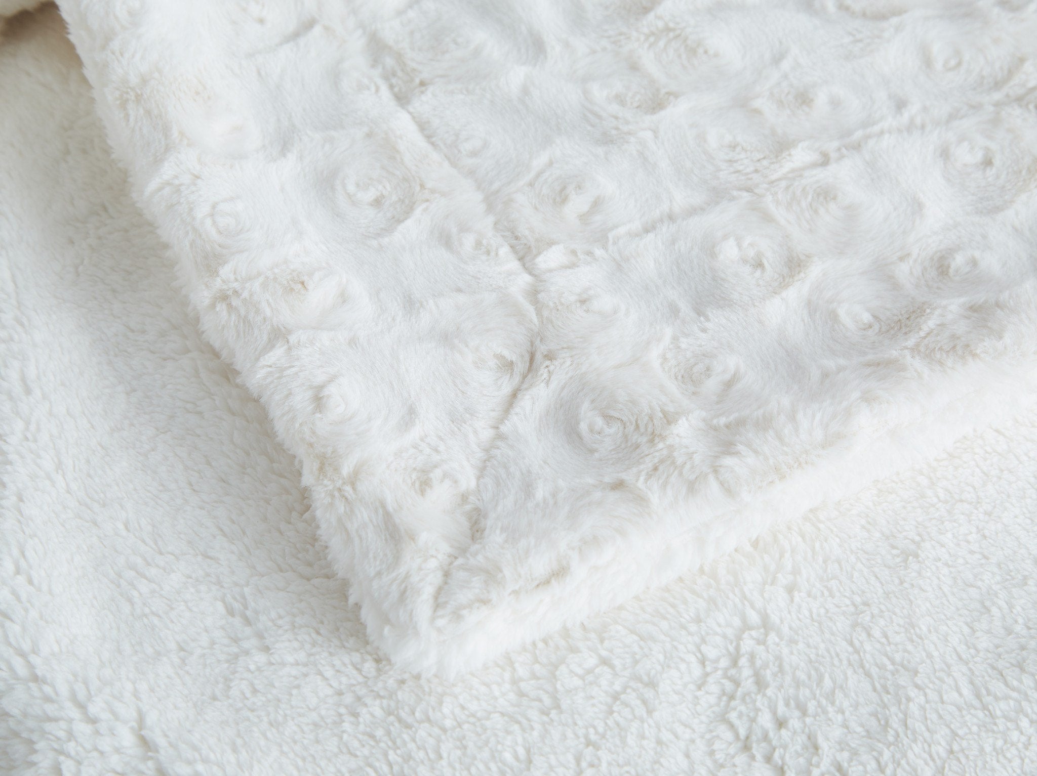 Luxury White Roses Fluffy Soft Sherpa Backside Faux Fur Throw Blanket