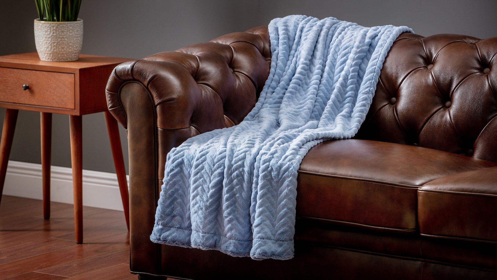 Embossed Faux Fur Throw Blanket-Tolkye