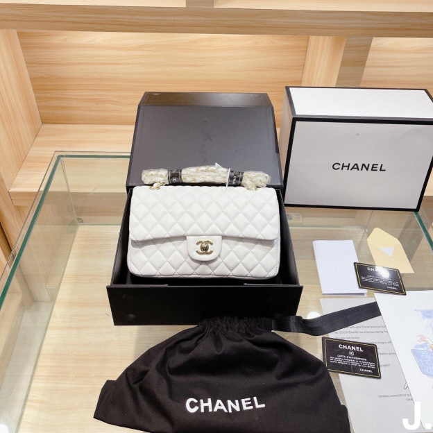 Timeless Quilted Elegance: Iconic Black Lambskin Shoulder Bag