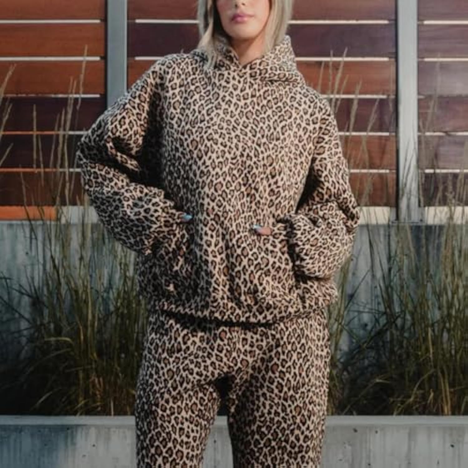 Bluza retro z kapturem leopardowa | Oversize, podkreślająca sylwetkę | Uniwersalna, do codziennego streetwearu