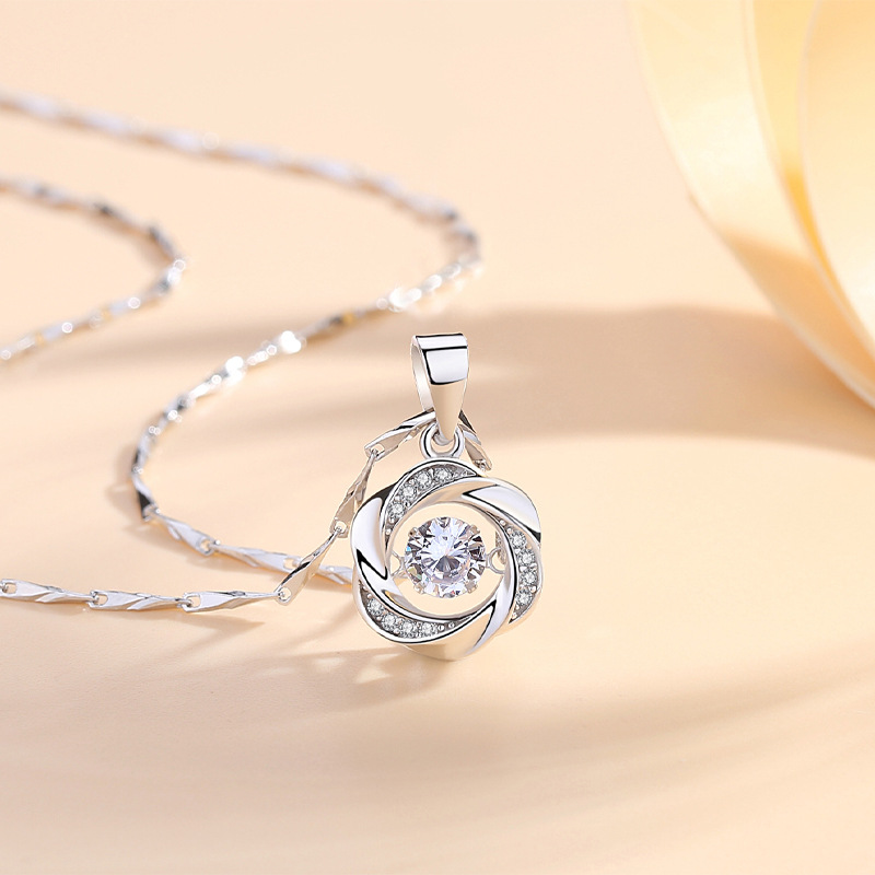 Spojenie elegancie a moderného dizajnu 💎✨ – náhrdelník, ktorý sa hodí na každú príležitosť a nikdy nevyjde z módy.