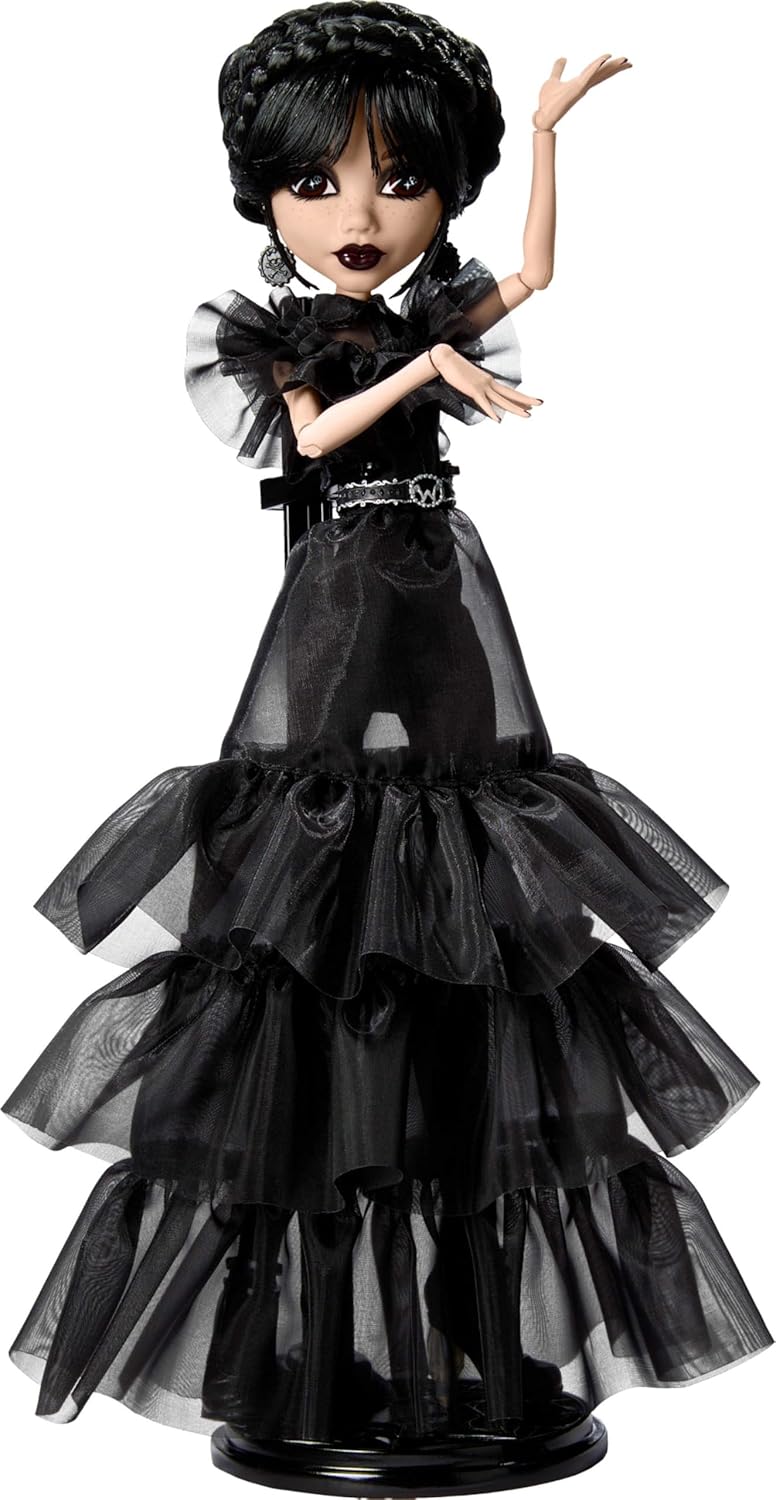 Monster High Mercredi Addams dans une poupée de collection en robe gothique noire inspirée de la scène de danse, accessoires de qualité et support de poupée, HXJ03