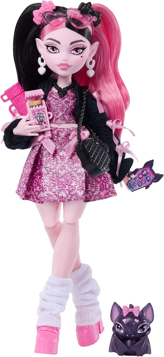 Poupée Monster High Draculaura en robe rose avec nœud et cardigan noir avec chauve-souris du comte Fabulous et 7 accessoires comme des ramens, du rouge à lèvres et un sac à main, JHK29
