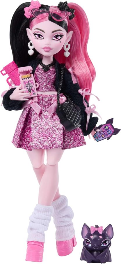 Poupée Monster High Draculaura en robe rose avec nœud et cardigan noir avec chauve-souris du comte Fabulous et 7 accessoires comme des ramens, du rouge à lèvres et un sac à main, JHK29