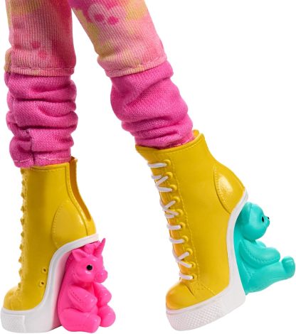 Monster High Wednesday, poupée de collection Enid Sinclair en tenue rose avec béret et sac à dos, support de poupée, HXJ05