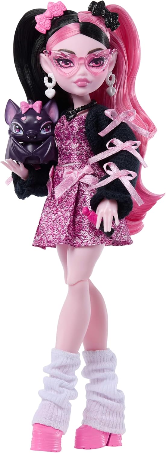 Poupée Monster High Draculaura en robe rose avec nœud et cardigan noir avec chauve-souris du comte Fabulous et 7 accessoires comme des ramens, du rouge à lèvres et un sac à main, JHK29