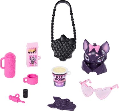 Poupée Monster High Draculaura en robe rose avec nœud et cardigan noir avec chauve-souris du comte Fabulous et 7 accessoires comme des ramens, du rouge à lèvres et un sac à main, JHK29