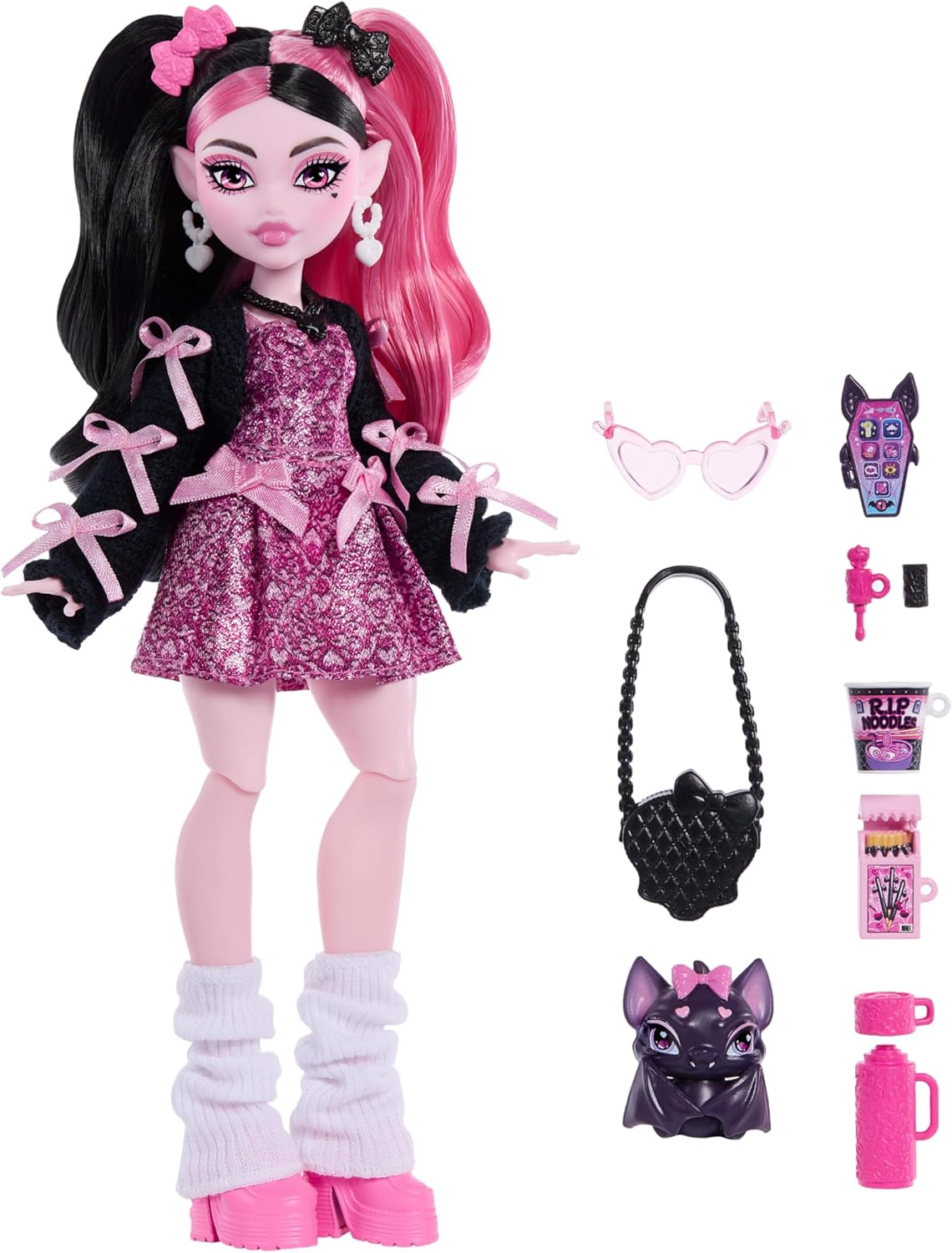 Poupée Monster High Draculaura en robe rose avec nœud et cardigan noir avec chauve-souris du comte Fabulous et 7 accessoires comme des ramens, du rouge à lèvres et un sac à main, JHK29