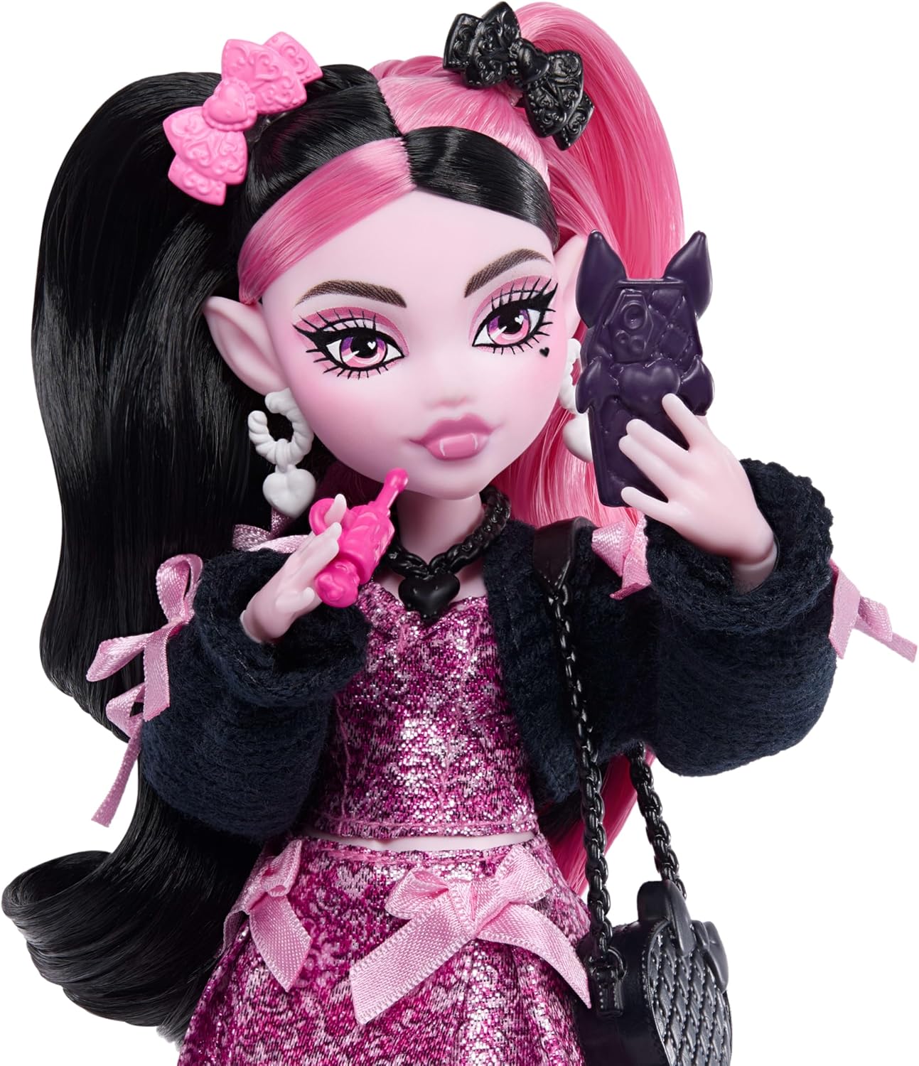 Poupée Monster High Draculaura en robe rose avec nœud et cardigan noir avec chauve-souris du comte Fabulous et 7 accessoires comme des ramens, du rouge à lèvres et un sac à main, JHK29